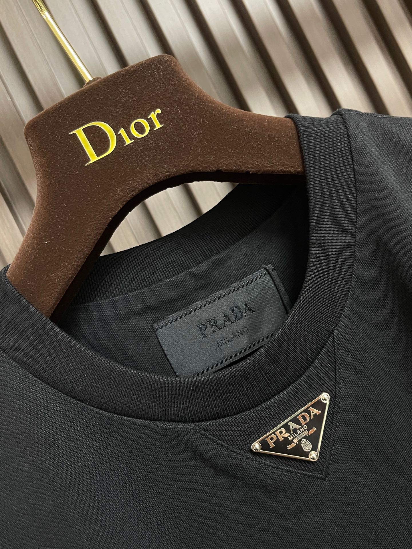 🛒🛒Prada 胸前三角标短袖T恤，定制微细单纱平纹精织料，标志性Prada三角标点缀正面，采用进口专机