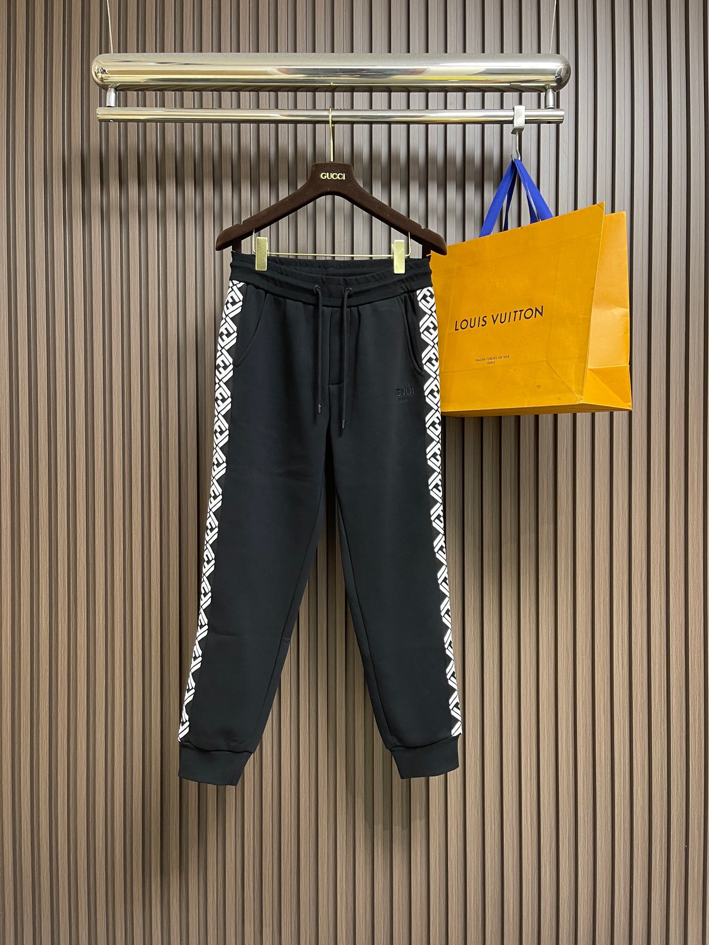NO:745818,FENDI 2026ss new early spring side double F webbing sweatpants, custom-supplied high-count soft tripe sweatshirt fabric, breathable and comfortable, soft and skin-friendly, long pants with a classic and easy-to-wear fit, with textured hardware accessories, three-dimensional woven drawstrings, elastic webbing side diagonal ff jacquard embellishment, distinct visual effects, rich and layered. Sizes S-XL,,fendi,hoodie,sweatshirts,19860909FENDI 2026ss 早春新款侧边双F织带卫裤,客供高支柔软牛肚卫衣面料,透气舒适,柔软贴肤呵护,长款裤身经典好穿版型,搭配质感五金辅料,立体编织抽绳,松紧织带侧边对角 ff 提花点缀,视觉效果分明,丰富有很有层次感.尺码S-XL,,fendi,hoodie,sweatshirts,,Men's clothing