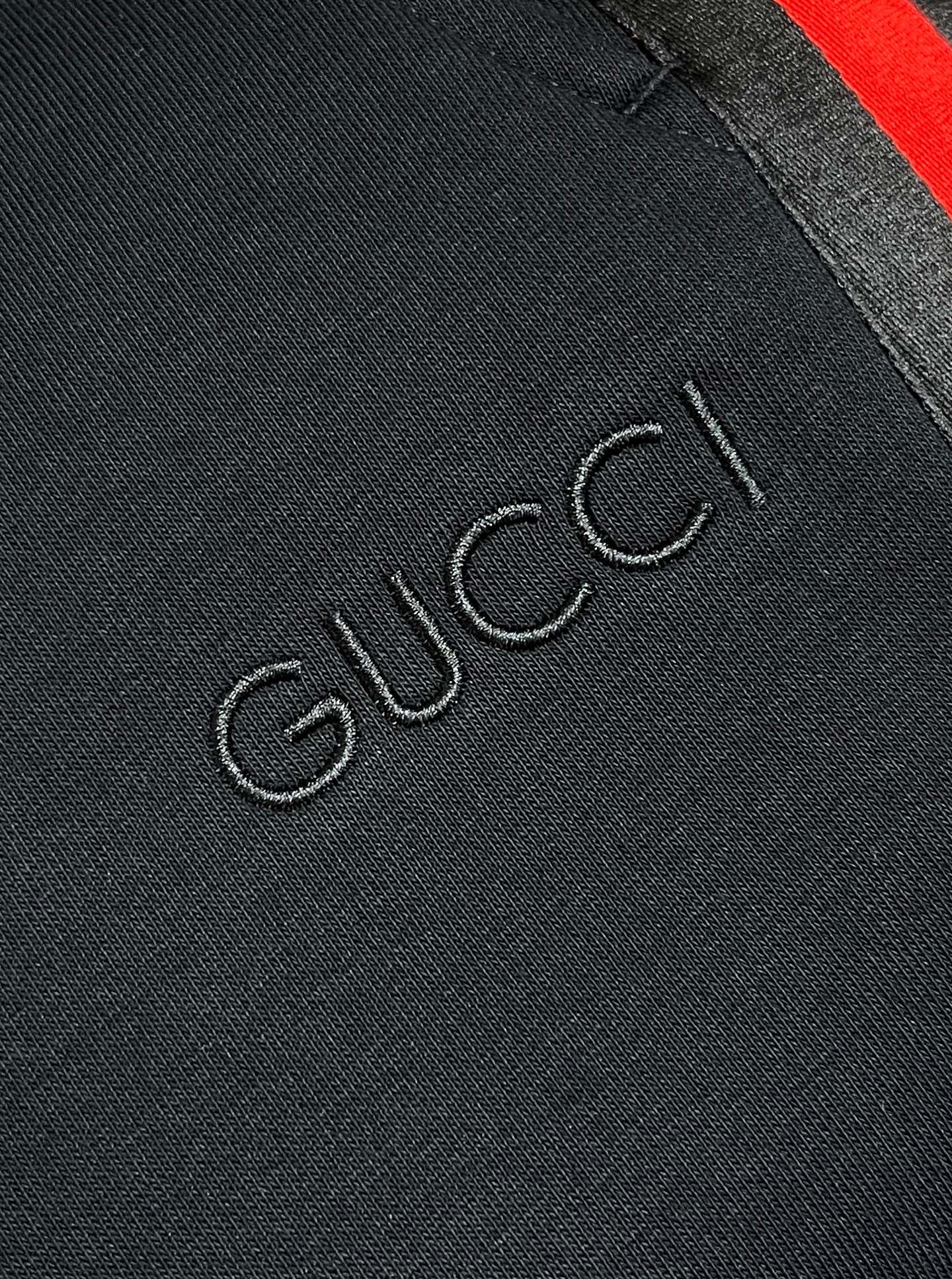 🛒🛒Gucci 男士新款侧边撞色织带加绒休闲卫裤。两侧拼接撞色设计，很有时代气息 立体修身裁剪版型，休闲