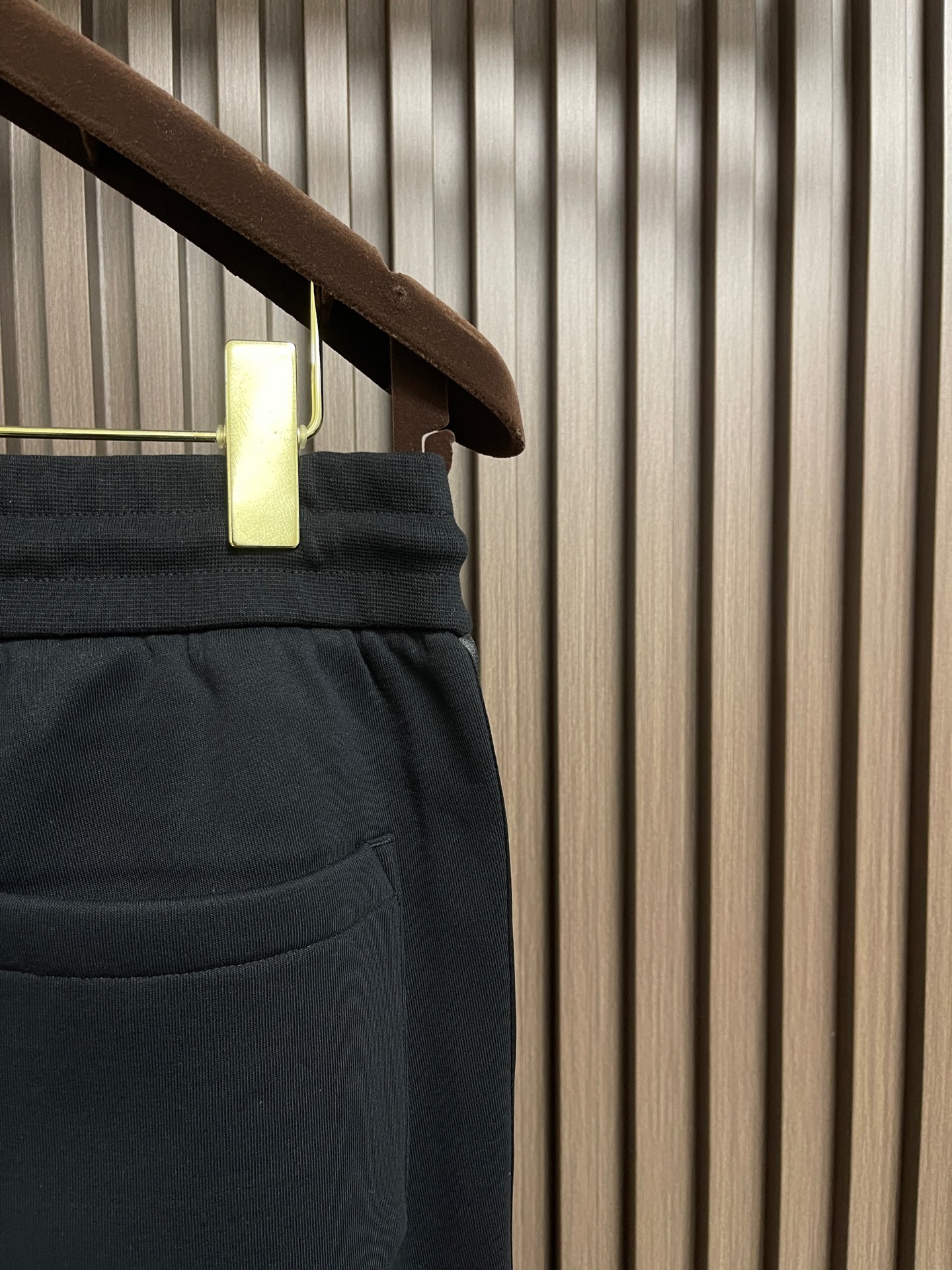 🛒🛒Gucci 男士新款侧边撞色织带加绒休闲卫裤。两侧拼接撞色设计，很有时代气息 立体修身裁剪版型，休闲