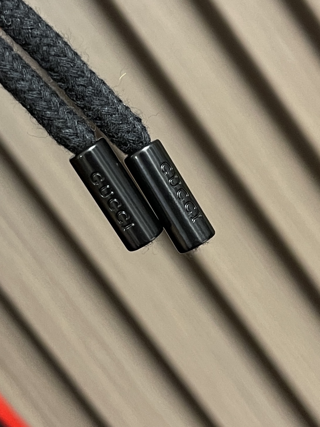 🛒🛒Gucci 男士新款侧边撞色织带加绒休闲卫裤。两侧拼接撞色设计，很有时代气息 立体修身裁剪版型，休闲