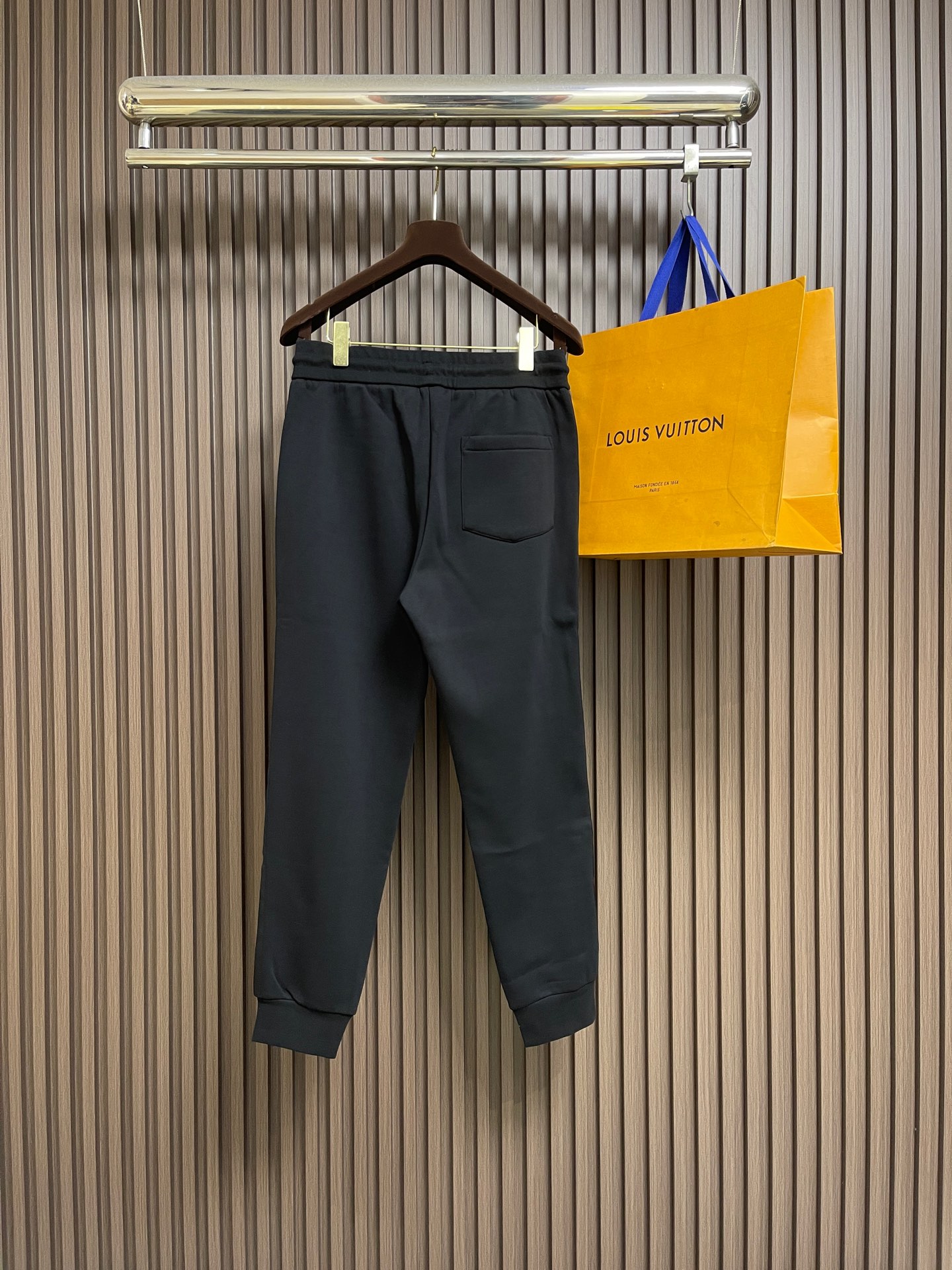 🛒🛒Gucci 男士新款侧边撞色织带加绒休闲卫裤。两侧拼接撞色设计，很有时代气息 立体修身裁剪版型，休闲