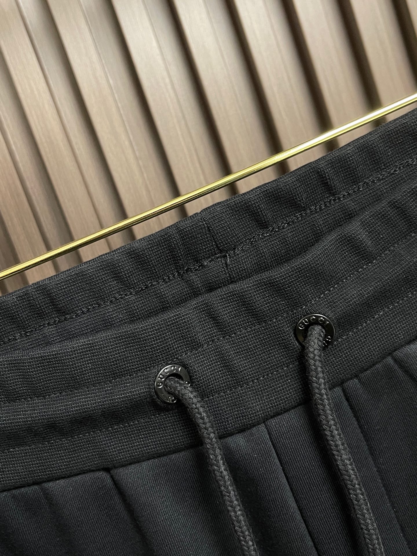 🛒🛒Gucci 男士新款侧边撞色织带加绒休闲卫裤。两侧拼接撞色设计，很有时代气息 立体修身裁剪版型，休闲