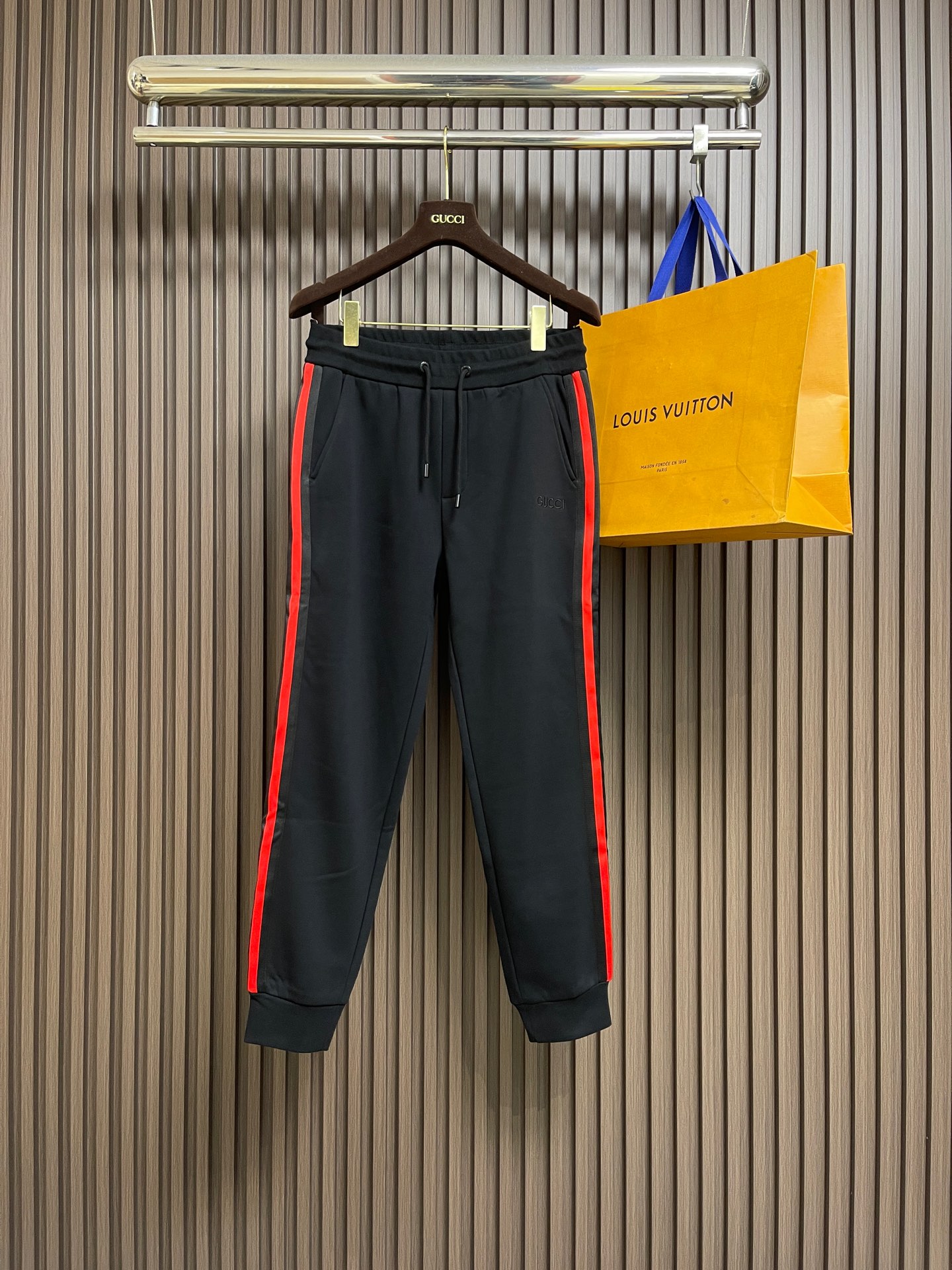 NO:745822,Gucci men's new casual sweatpants with contrasting color webbing and velvet on the sides. Contrasting color design on both sides, very contemporary. Three-dimensional slim fit, perfect for casual outings and at home. Elastic waist, moderate elasticity, adjustable. Sizes S-XL,,gucci,19860909Gucci 男士新款侧边撞色织带加绒休闲卫裤.两侧拼接撞色设计,很有时代气息 立体修身裁剪版型,休闲外出,居家都是最佳的搭配 松紧腰 弹力适中 可以调节.尺码S-XL,,gucci,,Men's clothing