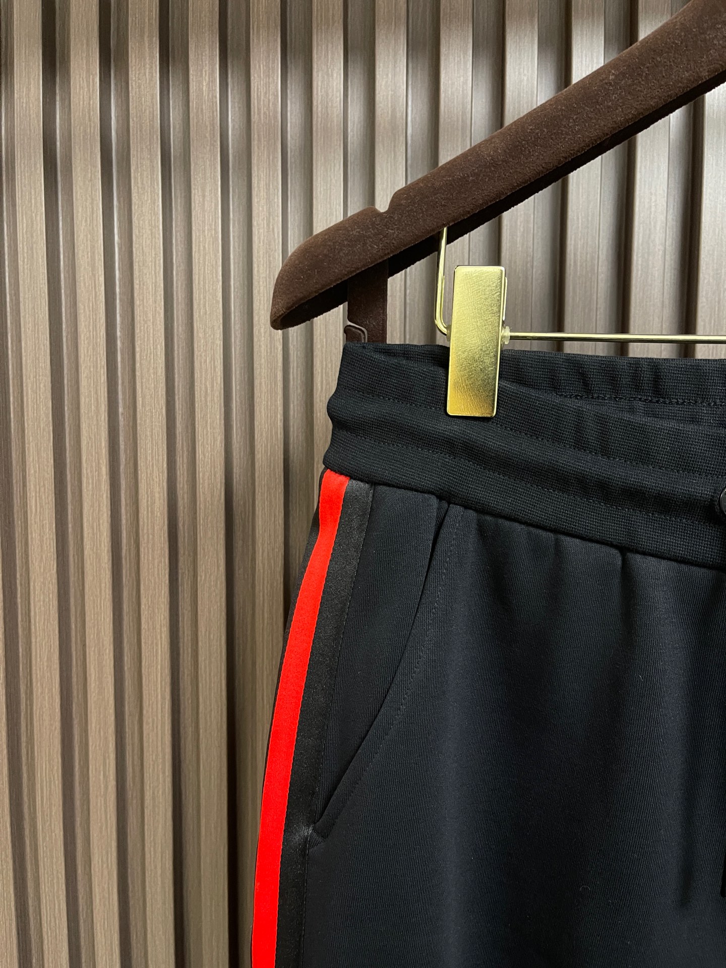 🛒🛒Gucci 男士新款侧边撞色织带加绒休闲卫裤。两侧拼接撞色设计，很有时代气息 立体修身裁剪版型，休闲