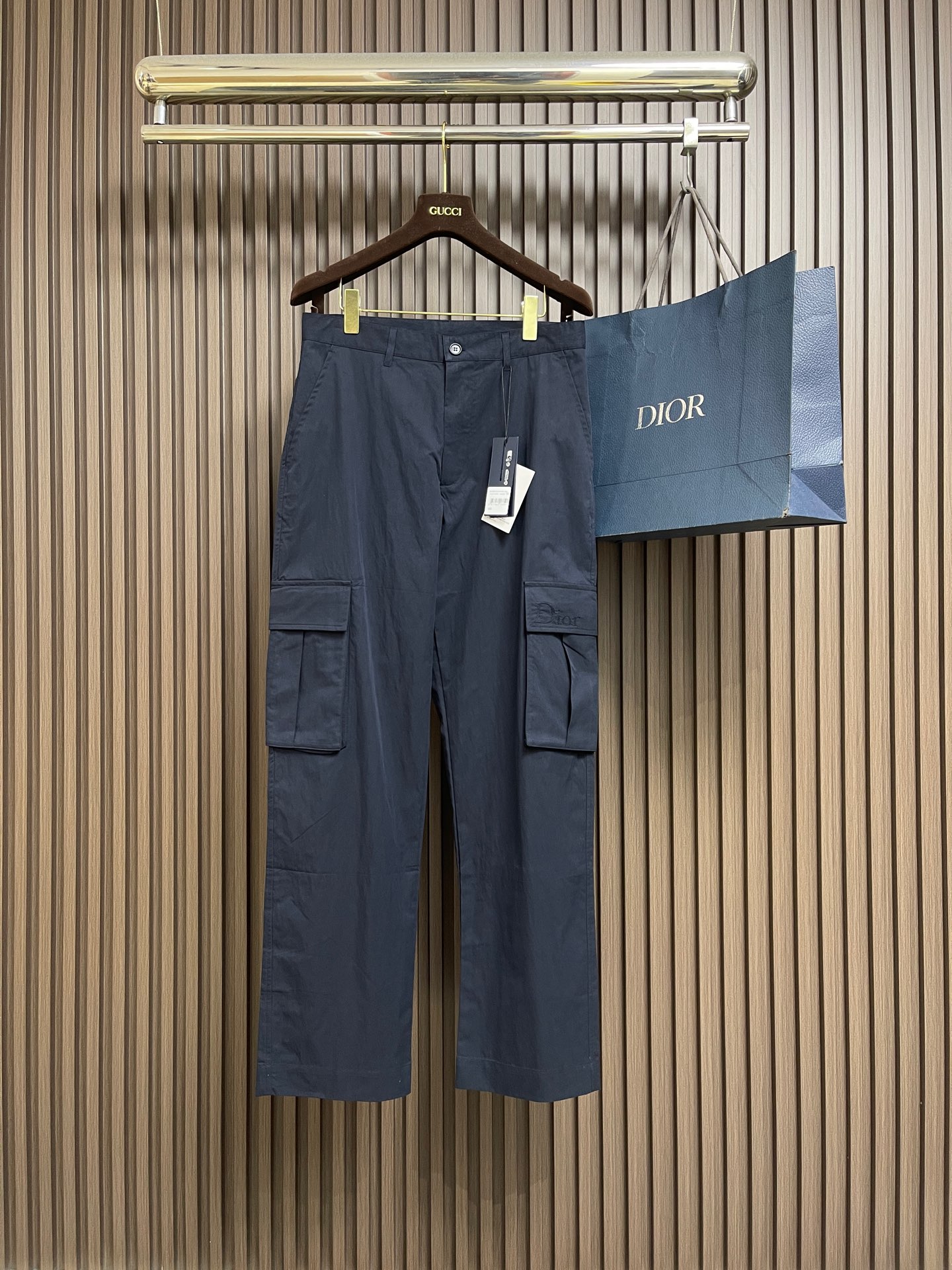 NO:756893,Dior 2026SS new work trousers, this work trousers is a new product in the 2026 summer series, a fashionable interpretation of the classic wardrobe staple. It is carefully made of navy blue technical fabrics, and the work attire silhouette is matched with Dior embroidery of the same tone to enhance the style. Regular fit, work pockets with flaps, can be matched with the tops of this series to create a fashionable and casual look. Size 46-48-50-52-54-56 Size 46 Waist 79 Hips  Pants length 109 48 yards waist 83 hips 112 pants length 110 50 yards waist 87 hips 116 pants length 112 52 yards waist 91 hips 120 pants length 113 54 yards waist 95 hips 124 pants length 115 56 yards waist 99 hips 128 pants length 116,, dior,19860909Dior 2026SS新款工装长裤,这款工装是二零二六夏季系列新品,时尚演绎经典衣橱主打单品.采用海军蓝色科技面料精心制作,工装廓形搭配同色调 Dior刺绣提升格调.常规版型,工装口袋搭配翻盖,可与该系列的上衣搭配,打造时尚而休闲的造型.尺码46-48-50-52-54-56 46码 腰围79臀围 裤长109 48码 腰围83臀围112裤长110 50码 腰围87臀围116裤长112 52码 腰围91 臀围120 裤长113 54码 腰围95臀围124裤长115 56码 腰围99臀围128裤长116,,dior,,Men's clothing