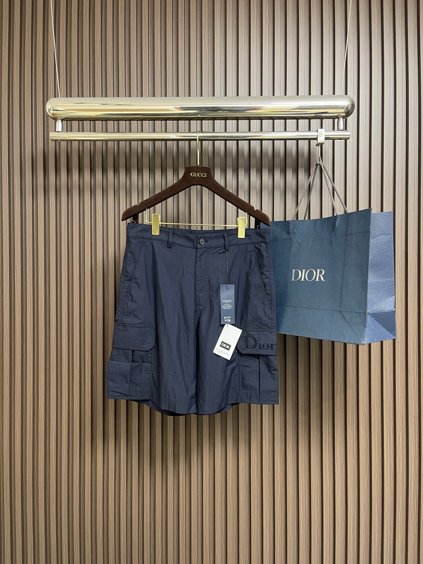 NO:745809,Dior 2026SS new early spring cargo shorts. This workwear is a new product in the 2026 summer series. It is a stylish interpretation of a classic wardrobe staple. It is carefully made of navy blue technical fabrics. The workwear silhouette is matched with the same tone Dior embroidery to enhance the style. Regular fit, cargo pockets with flaps, can be matched with the tops of this series to create a fashionable and casual look. Size 46-48-50-52-54-56 46 size  Waist 81 Hips 106 Pants length 49.5 48 yards Waist 85 Hips 110 Pants length 51 50 yards Waist 89 Hips 114 Pants length 52.5 52 yards Waist 93 Hips 118 Pants length 54 54 yards Waist 97 Hips 122 Pants length 55.5 56 yards Waist 101  Hips 126, pants length 57,, dior, shorts,19860909Dior 2026SS早春新款工装短裤,这款工装是二零二六夏季系列新品,时尚演绎经典衣橱主打单品.采用海军蓝色科技面料精心制作,工装廓形搭配同色调 Dior刺绣提升格调.常规版型,工装口袋搭配翻盖,可与该系列的上衣搭配,打造时尚而休闲的造型.尺码46-48-50-52-54-56 46码 腰围81臀围106 裤长49.5 48码 腰围85 臀围110裤长51 50码 腰围89 臀围114裤长52.5 52码 腰围93 臀围118裤长54 54码 腰围97 臀围122裤长55.5 56码 腰围101 臀围126裤长57,,dior,shorts,,Men's clothing