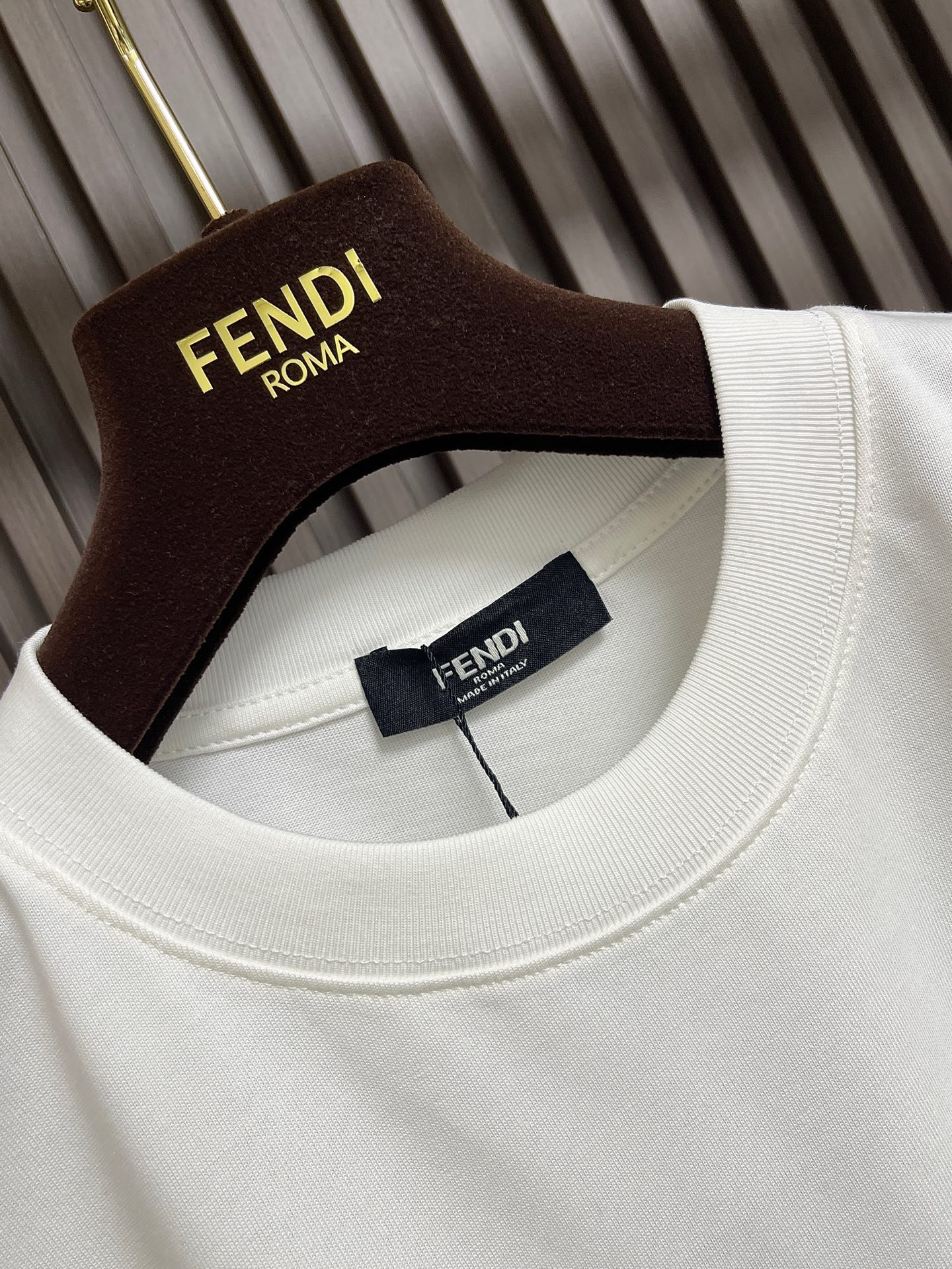 🛒🛒Fendi 2026ss早春新款小狗刺绣章仔短袖T恤，轻奢主义，男女日常通勤穿搭必备单品，320克1
