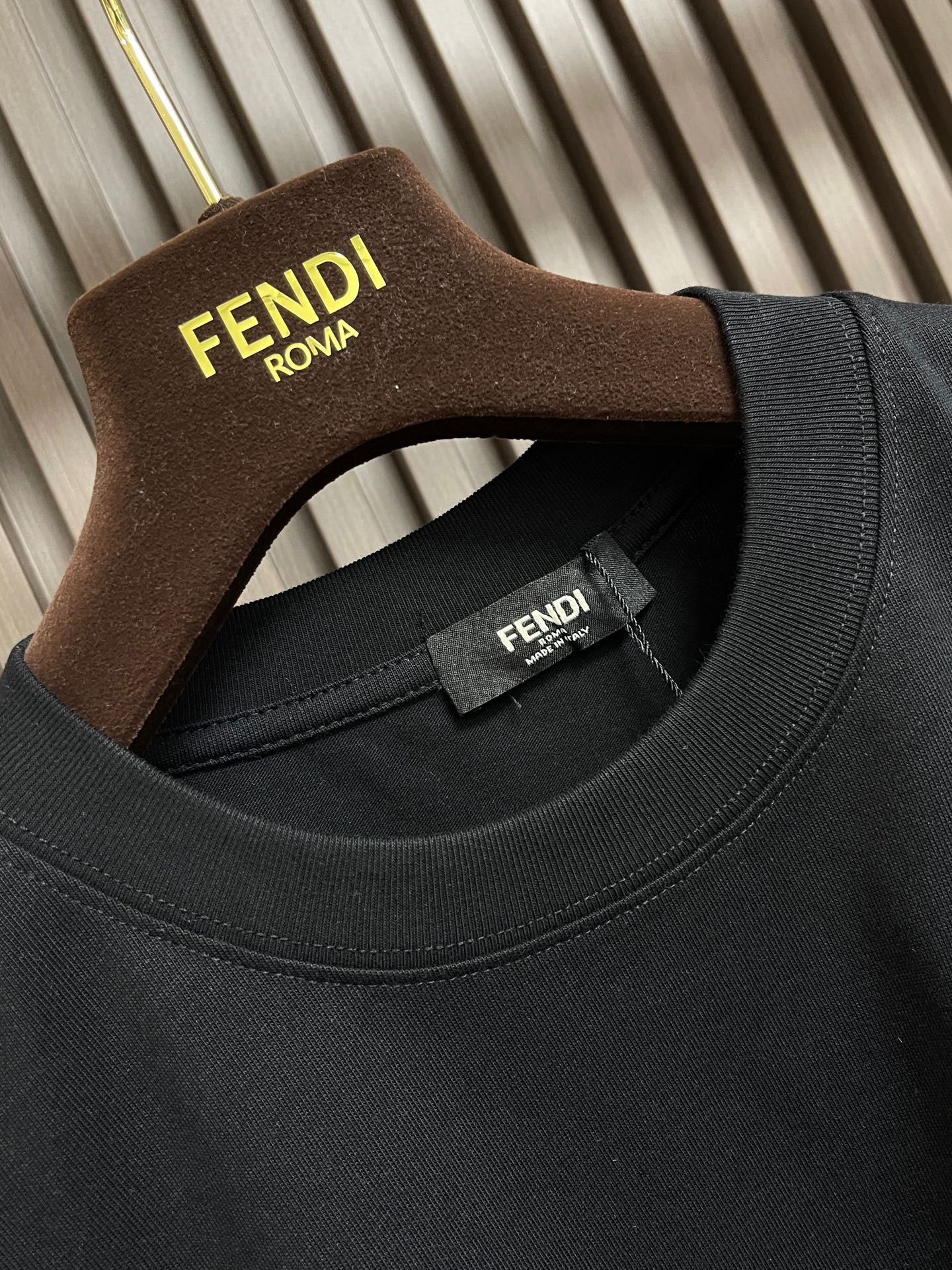 🛒🛒Fendi 2026ss早春新款小狗刺绣章仔短袖T恤，轻奢主义，男女日常通勤穿搭必备单品，320克1
