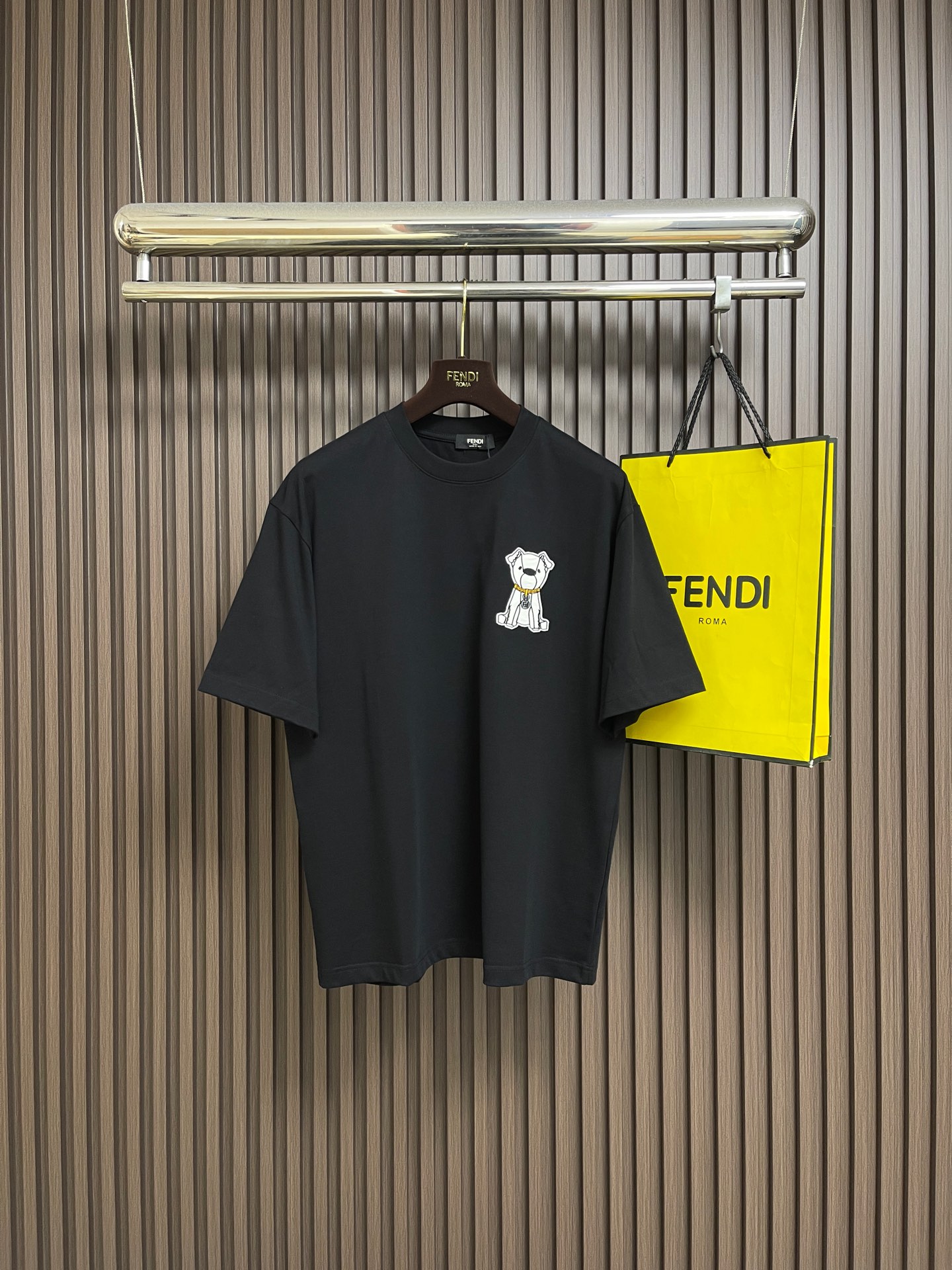 NO:745814,Fendi 2026ss early spring new puppy embroidered chapter short-sleeved T-shirt, light luxury, a must-have item for daily commuting for men and women, 320 grams of pure cotton double yarn jersey fabric, custom-dyed in the same vat with special thickened 32 pieces of double-ply 1x1 thread, double-needle stitching and cross-stitching technology. Size M-XXL M size bust 110 shoulder width 51.5 length 71 L size bust 114 shoulder width 52.5  Length 73 XL, bust 118, shoulder width 53.5, length 75 XXL, bust 122, shoulder width 54.5, length 76, fendi, T-shirt, tees, t-shirt,19860909Fendi 2026ss早春新款小狗刺绣章仔短袖T恤,轻奢主义,男女日常通勤穿搭必备单品,320克纯棉双纱汗布面料,同缸定染特种加粗32支双股1x1螺纹,双针车线跨缝工艺.尺码M-XXL  M码 胸围110 肩宽51.5 衣长71 L码 胸围114 肩宽52.5 衣长73  XL码 胸围118 肩宽53.5 衣长75 XXL码 胸围122 肩宽54.5 衣长76,,fendi,T-shirt,tees，t-shirt,,Men's clothing