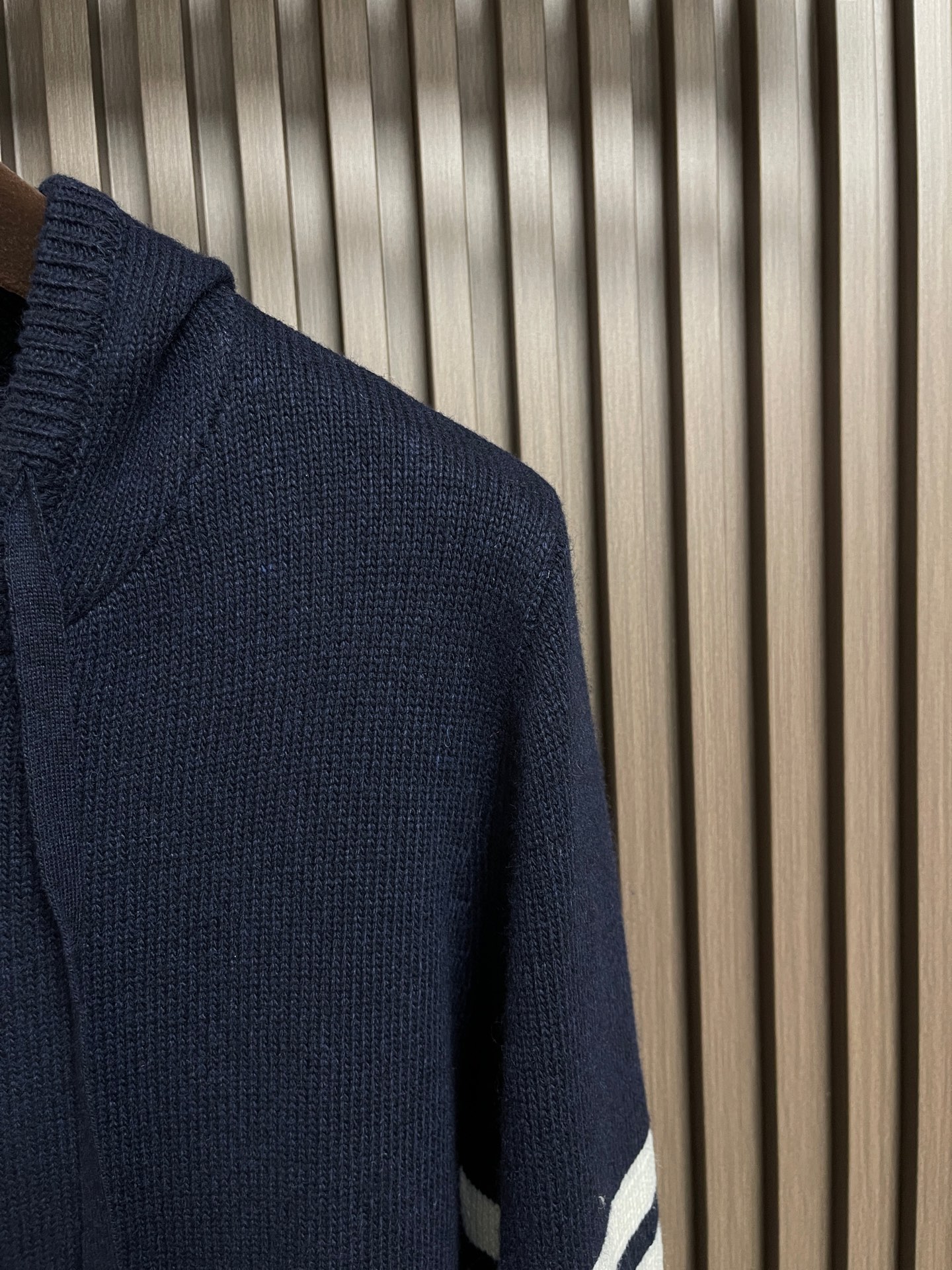 🛒🛒Thom Browne TB 风藏青连帽针织毛衣，学院派的松弛感，后背图形马是真的下了功夫的，这件藏