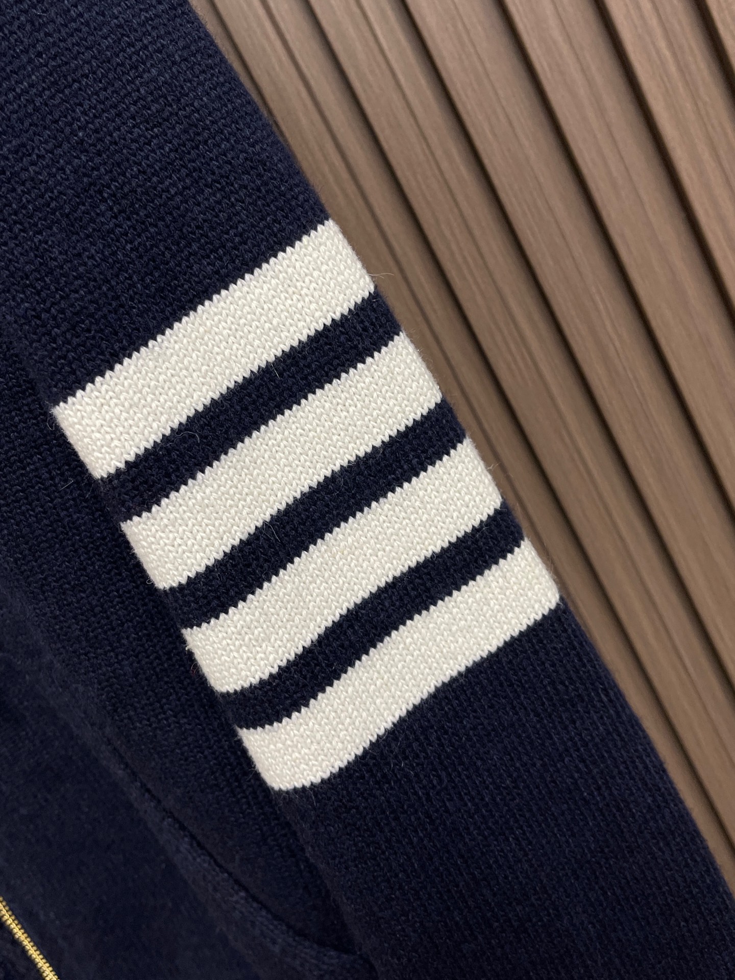 🛒🛒Thom Browne TB 风藏青连帽针织毛衣，学院派的松弛感，后背图形马是真的下了功夫的，这件藏