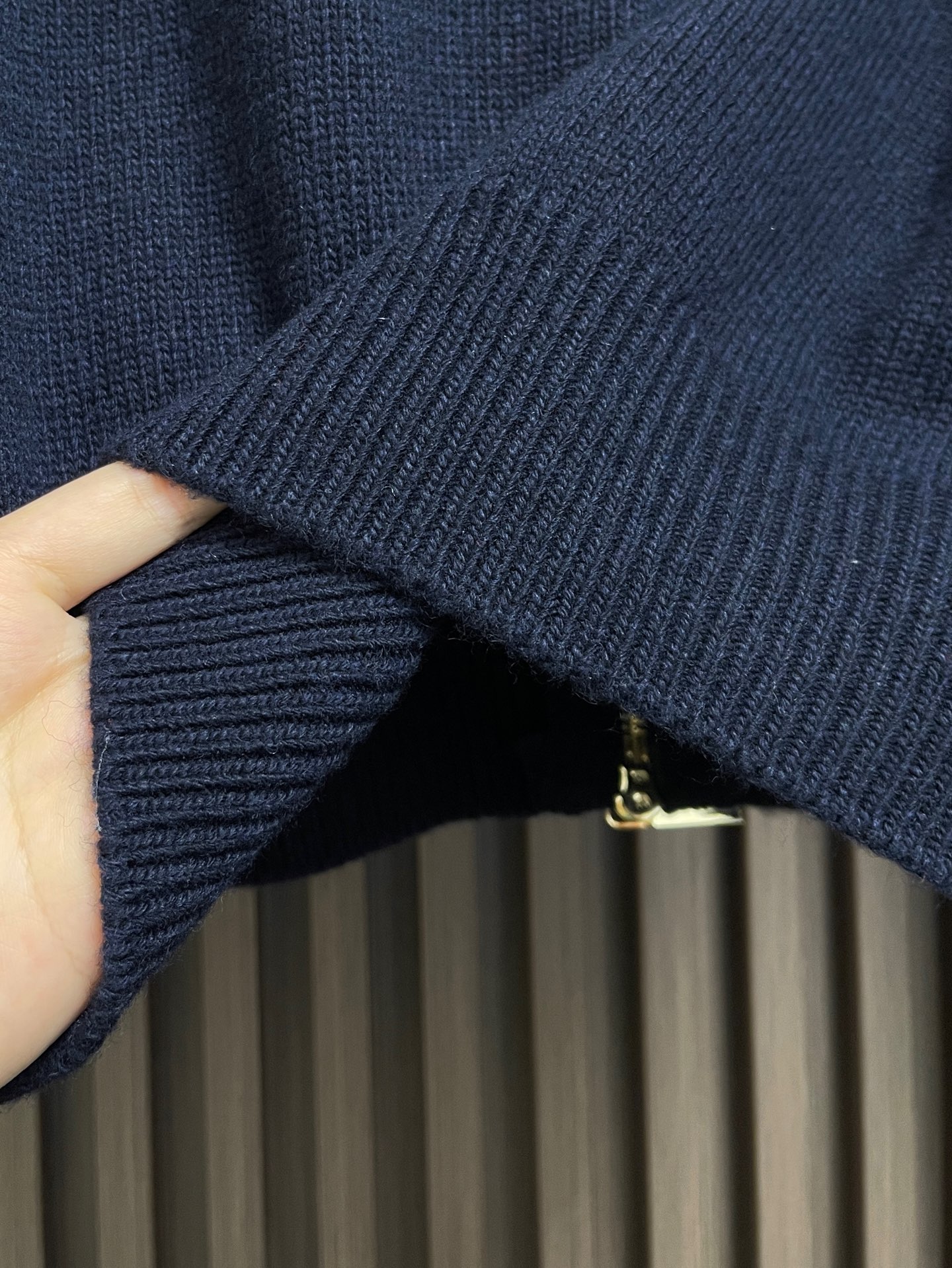 🛒🛒Thom Browne TB 风藏青连帽针织毛衣，学院派的松弛感，后背图形马是真的下了功夫的，这件藏