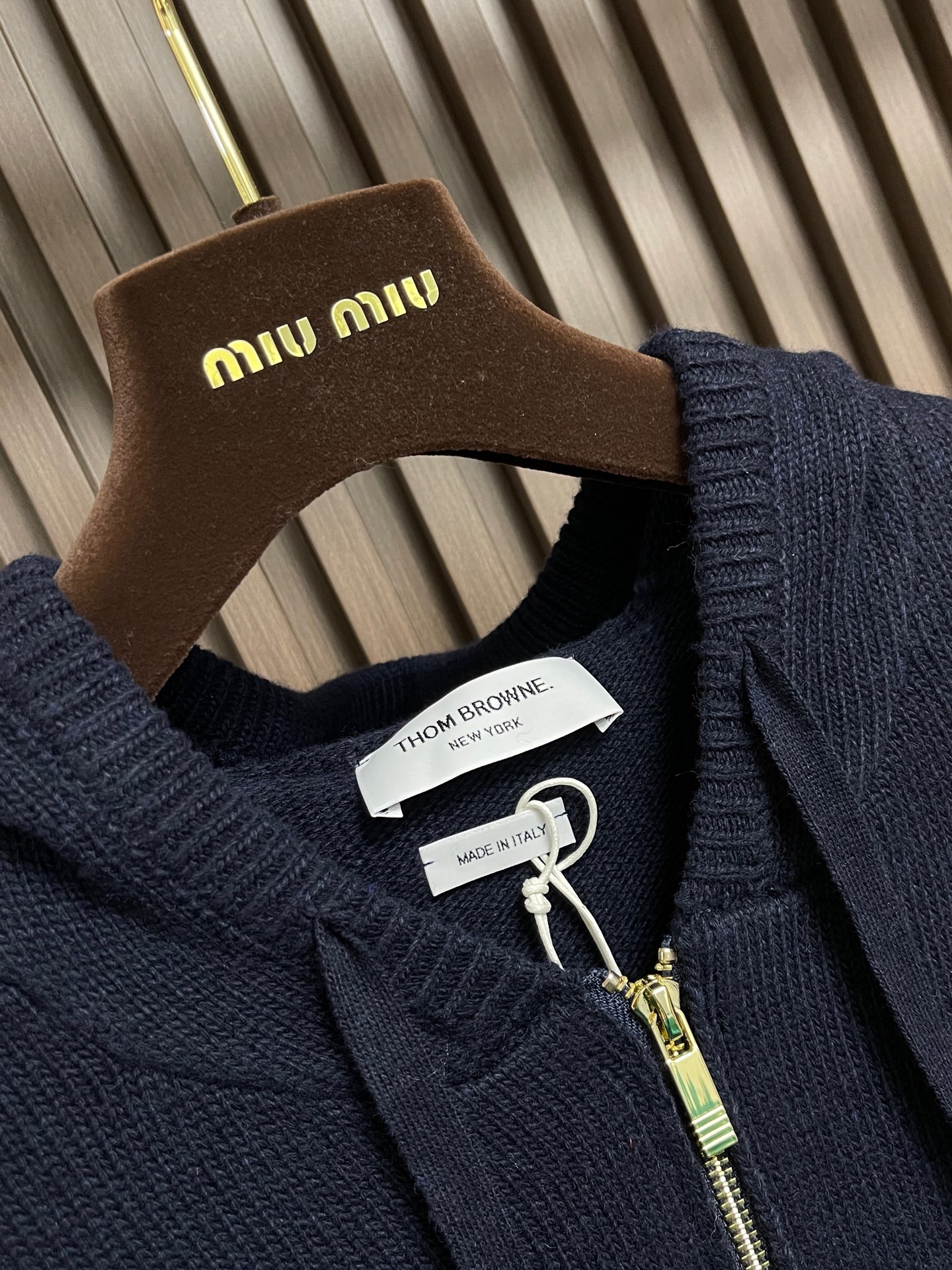🛒🛒Thom Browne TB 风藏青连帽针织毛衣，学院派的松弛感，后背图形马是真的下了功夫的，这件藏