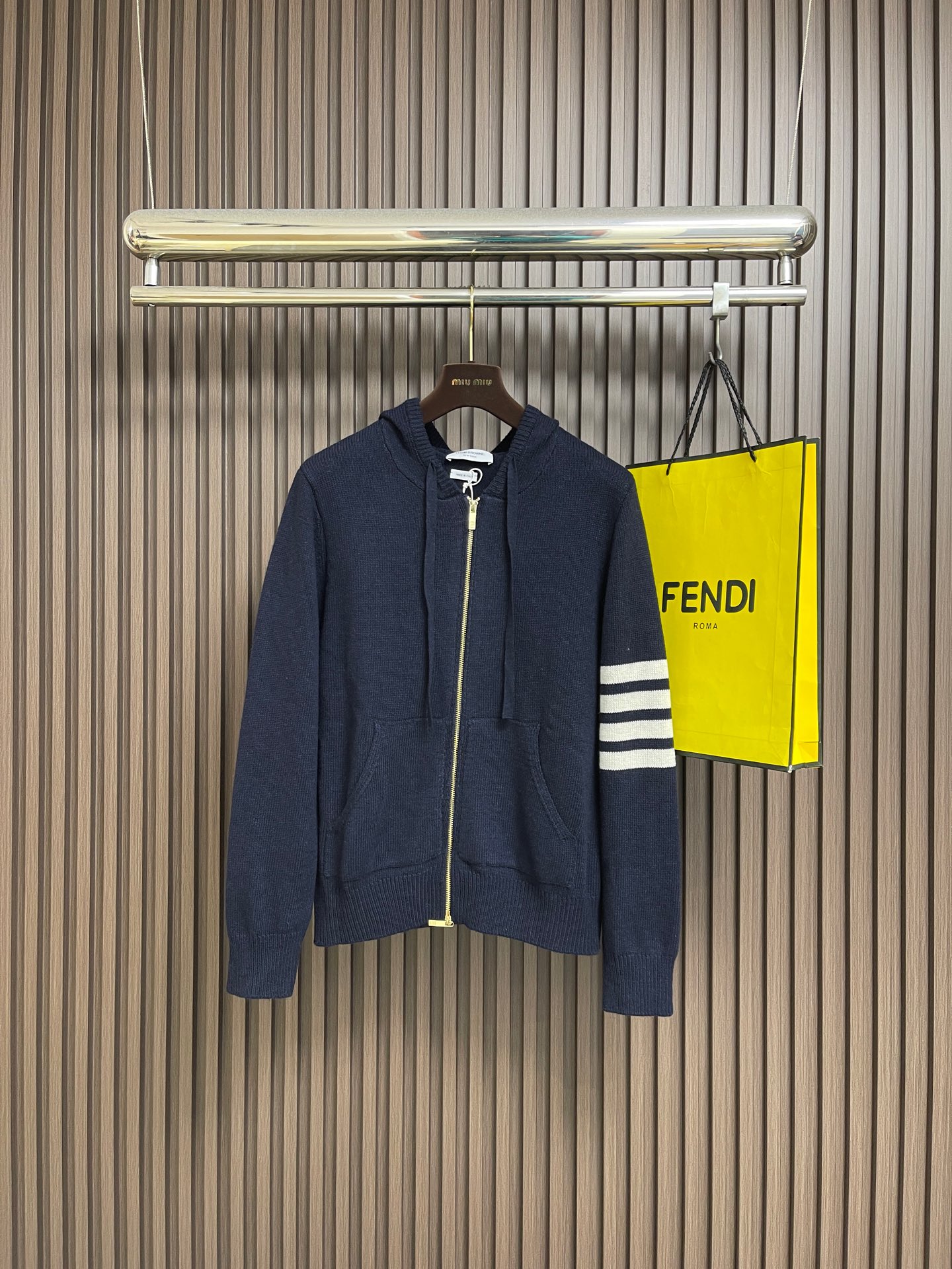 NO:745823,Thom Browne TB  The navy blue hooded knitted sweater has a relaxed academic feel. The horse graphics on the back are really hard work. This navy blue hooded sweater perfectly combines the sophistication of the academic style with the relaxed feeling of daily life. The classic navy background color has a calm temperament. The pony pattern on the back is the finishing touch. The delicate jacquard craftsmanship makes the whole thing more retro and childlike. The four stripes on the left arm are  Iconic and recognizable, the red, white and blue woven label on the top of the hat is full of details, and it is low-key and has a sense of ritual exclusive to the brand. The soft and waxy knitted fabric is super comfortable to wear next to the body, and the hooded design is both warm and casual. Whether worn alone or layered with a coat, you can easily create a relaxed and sophisticated college-style outfit. Sizes 1-2-3-4, sweaters, hats,19860909Thom Browne TB 风藏青连帽针织毛衣,学院派的松弛感,后背图形马是真的下了功夫的,这件藏青连帽针织衫,把学院风的精致和日常的松弛感完美揉在了一起,经典藏青底色自带沉静气质,背后的小马图案是点睛之笔,细腻的提花工艺让整体多了几分复古童趣.左臂四道杠是标志性的辨识度,帽顶的红白蓝织标细节拉满,低调中带着品牌专属的仪式感.软糯的针织面料贴身穿超舒服,连帽设计兼顾保暖与随性,不管是单穿还是叠穿大衣,都能轻松打造松弛又精致的学院风穿搭.尺码1-2-3-4,,sweaters,hats,,Men's clothing