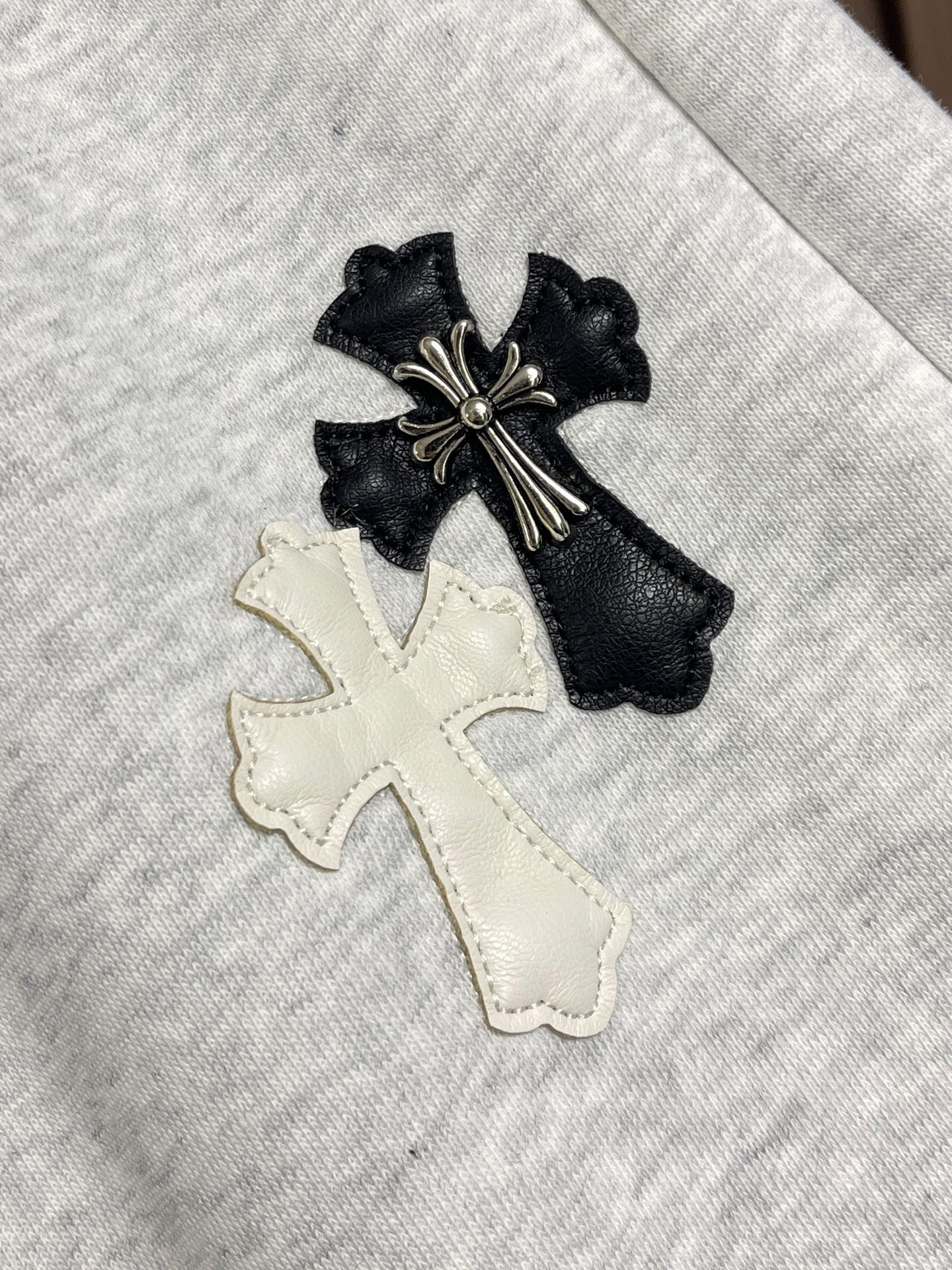 🛒🛒CH 克罗心十字花标识系列直筒卫裤，拼皮十字花设计，日本进口提花棉料，厚度和质感随意对比....面料