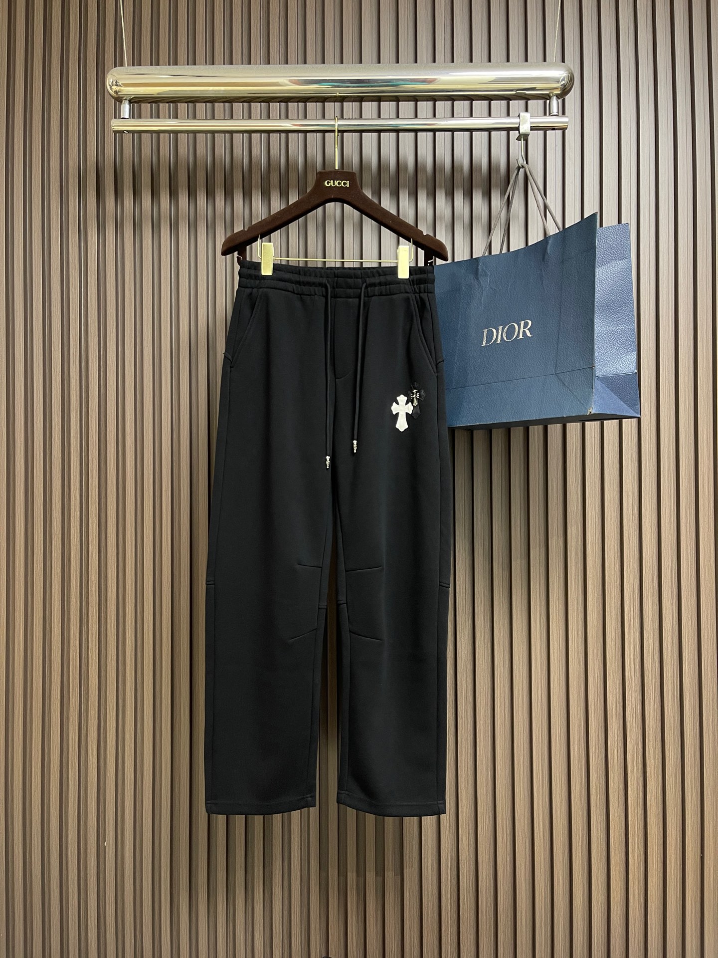 🛒🛒CH 克罗心十字花标识系列直筒卫裤，拼皮十字花设计，日本进口提花棉料，厚度和质感随意对比....面料
