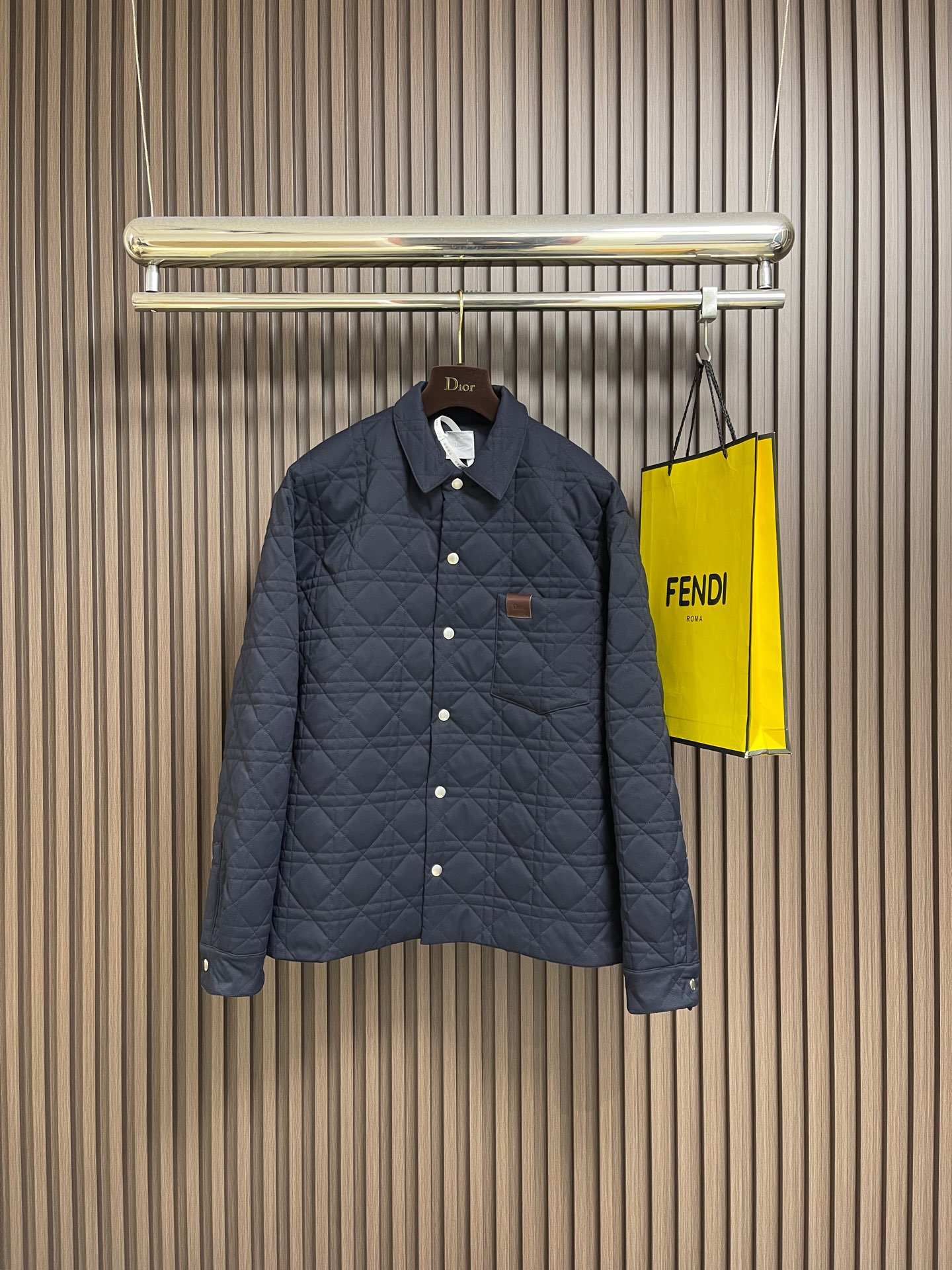 NO:756872,Dior  Navy blue cotton jacket with cannage pattern and leather Dr patch. This classic design is reinterpreted with a modern style. Crafted from navy blue cotton fabric, it features a stylish oversized fit and is decorated with a classic tonal quilted cannage pattern throughout.  Case, chest patch pocket decorated with suede Dr patch, side slits with snap buttons, can be worn open or buttoned, blending traditional and modern styles, can be matched or worn to create a sophisticated fashion look, decorated with tonal quilted cannage pattern suede throughout  Dr patch, metal snaps engraved with Dr logo, chest patch pockets, side snap vents. Sizes S-XL S, shoulder width 50, bust 108, length 68, medium, shoulder width 52, bust 112, length 70, size L, shoulder width 54, bust 116, length 72, XL, shoulder width 56, bust 120, length 74,, dior, jackets & coats, jackets &  coats,19860909Dior 海军蓝色棉质夹克外套,藤格纹搭配皮革Dr补丁,这款重新演绎经典设计,彰显现代风格,采用海军蓝色棉质面料精心制作,突显时尚超大版型,通体饰以经典的同色调绗缝藤格纹图案,胸前贴袋饰以绒面革Dr补丁,侧面开衩设计搭配按扣,可敞开或扣上穿着,将传统与现代风格融为一体,可搭配或,打造精致的时尚造型,通体饰以同色调绗缝藤格纹图案绒面革 Dr补丁,镌刻有Dr标志的金属按扣,胸前贴袋,侧面按扣开衩.尺码S-XL  S码肩宽50 胸围108 衣长68 M码 肩宽52 胸围112衣长70 L码肩宽54 胸围116衣长72 XL码 肩宽56 胸围120衣长74,,dior,jackets & coats,jackets & coats,,Men's clothing