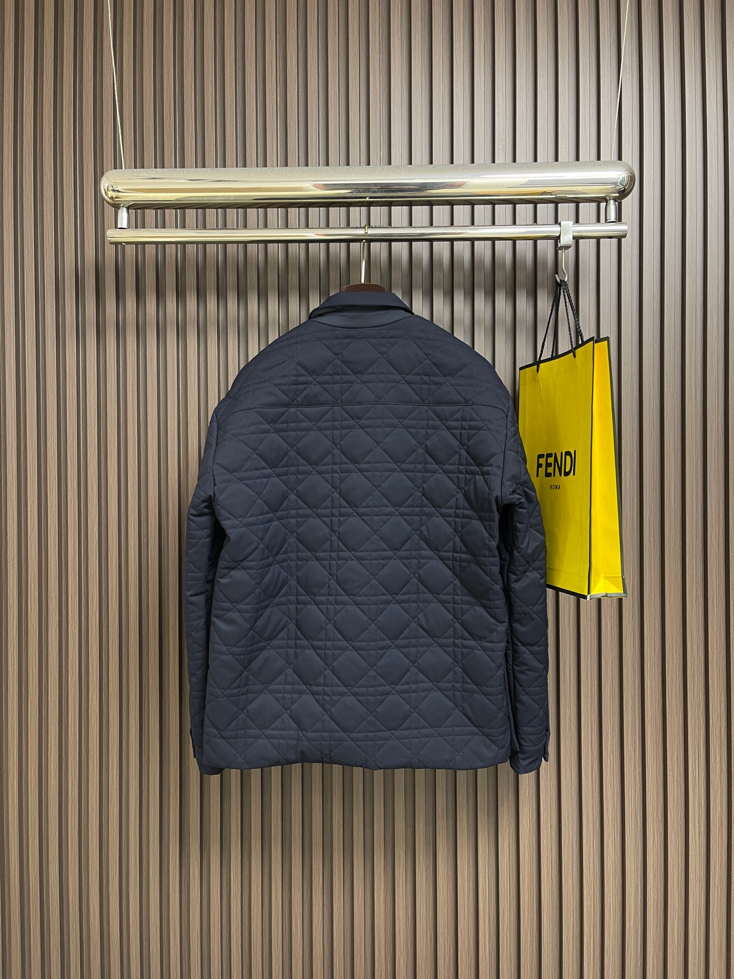 🛒🛒Dior 海军蓝色棉质夹克外套，藤格纹搭配皮革Dr补丁，这款重新演绎经典设计，彰显现代风格，采用海军