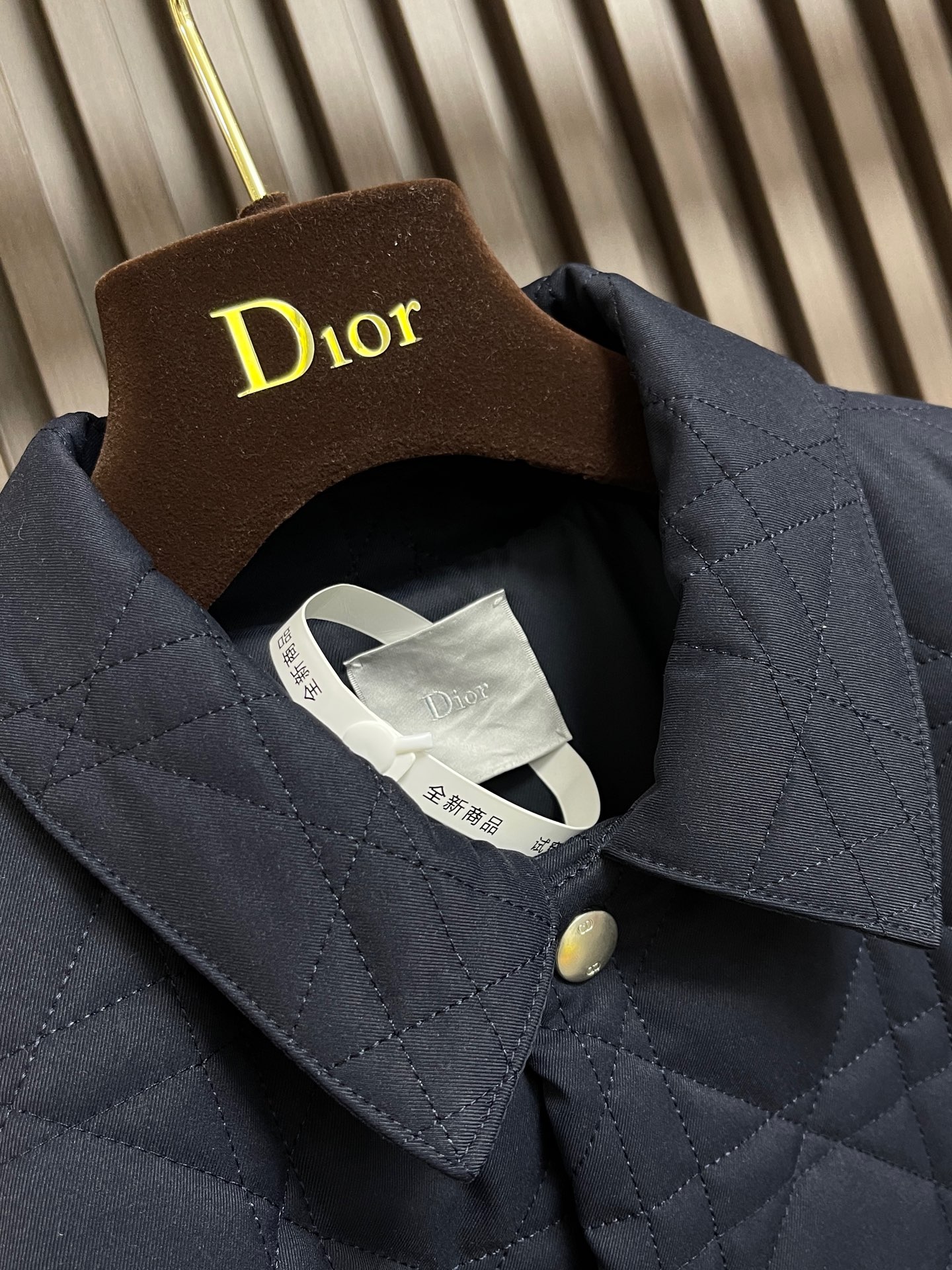 🛒🛒Dior 海军蓝色棉质夹克外套，藤格纹搭配皮革Dr补丁，这款重新演绎经典设计，彰显现代风格，采用海军