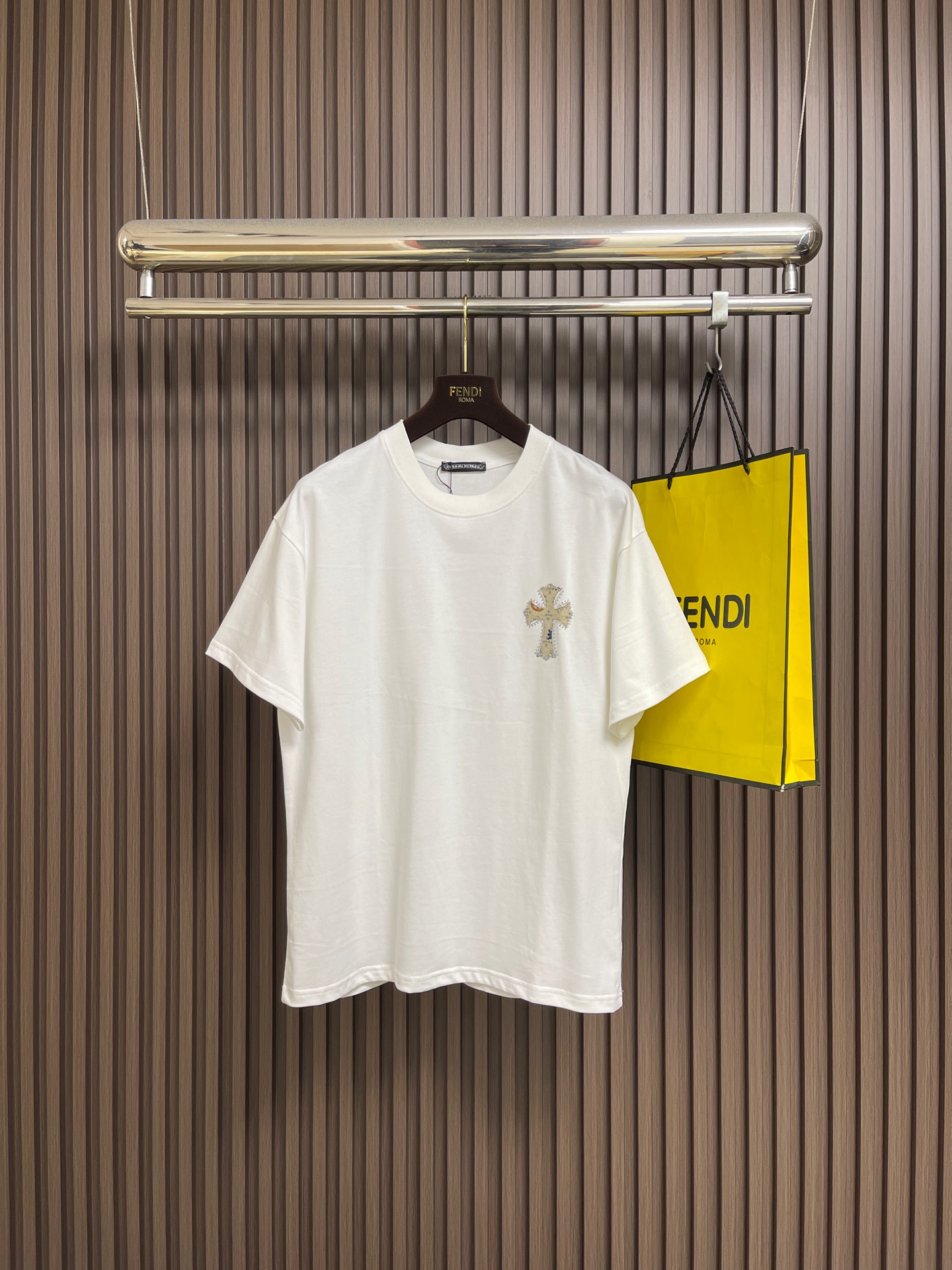 NO:745799,CH Chrome Hearts 2026SS early spring new cross hot diamond T-shirt, 280g heavyweight pure cotton fabric, versatile couple style, hot diamond high-end feeling, a very worthy item. Sizes S-XL,, chrome hearts, tees, t-shirt,19860909CH 克罗心 2026SS早春新款十字烫钻t恤 280克重磅纯棉面料 百搭情侣款 烫钻高级感拉满 非常值得种草的一款单品 .尺码S-XL,,chrome hearts,tees，t-shirt,,Men's clothing