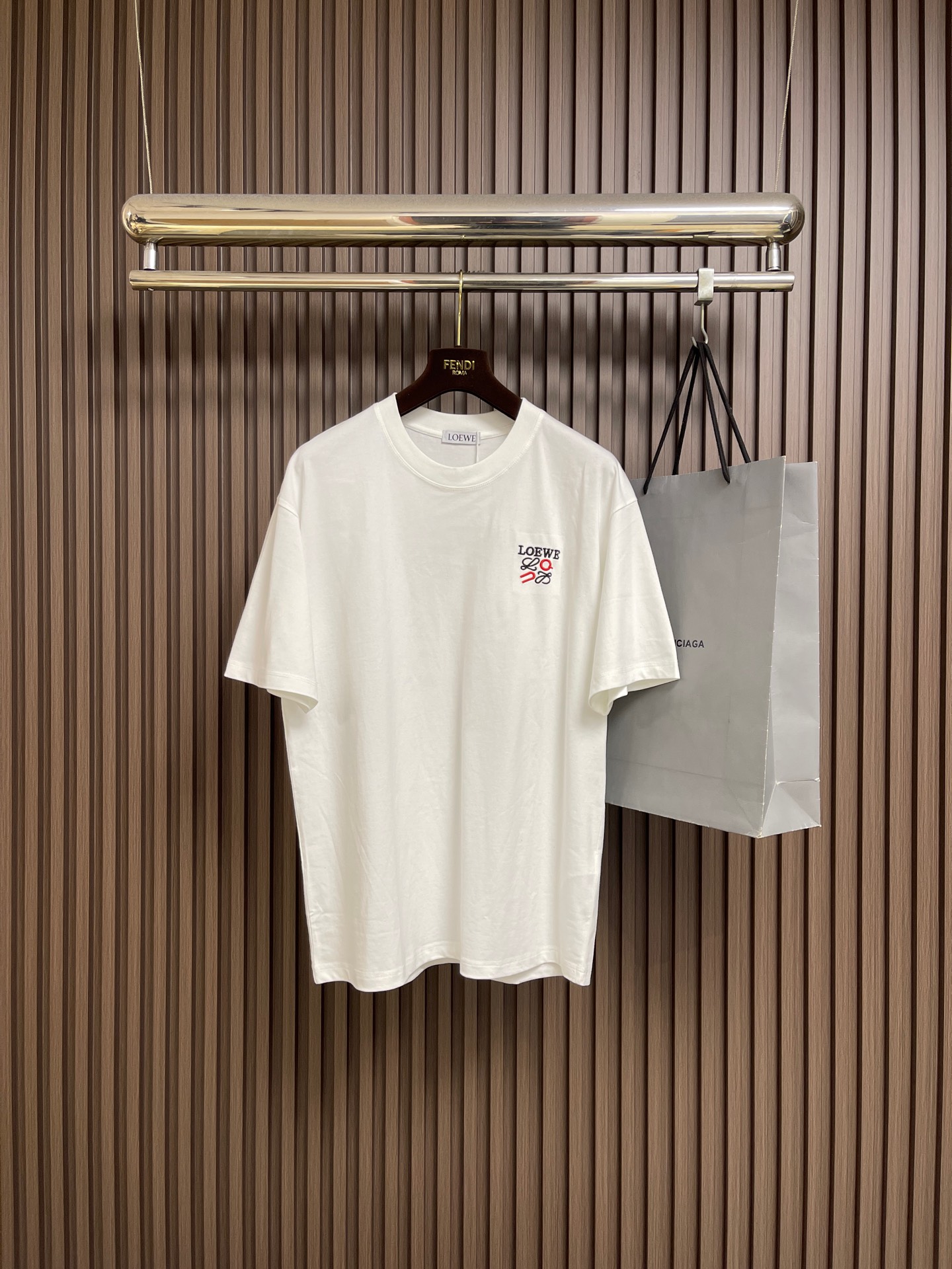 🛒🛒LOEWE 胸口刺绣标识短袖T恤，采用20支平纹优棉，螺纹采用1*1索罗娜螺纹，绣花采用立体刺绣 哑