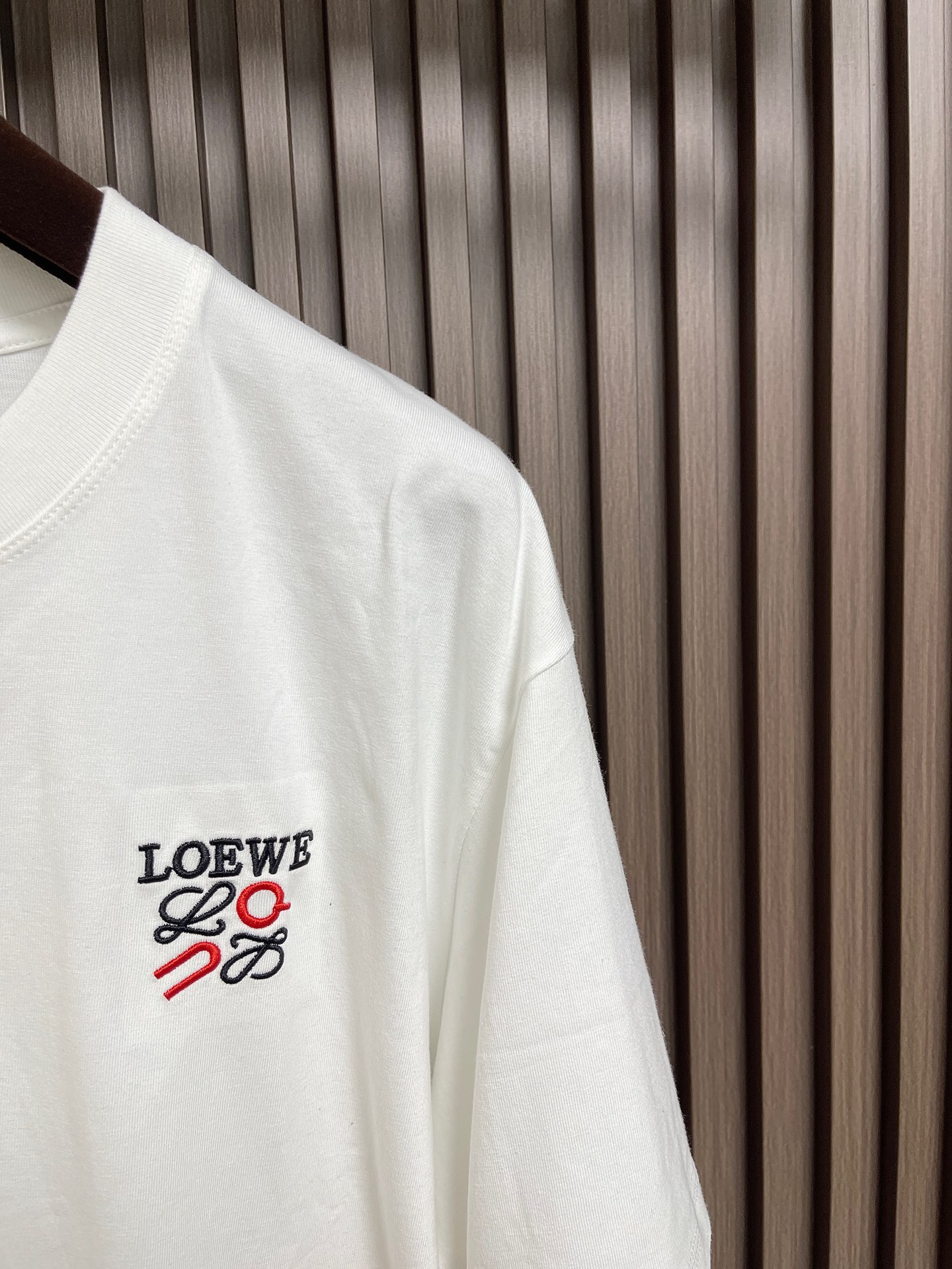 🛒🛒LOEWE 胸口刺绣标识短袖T恤，采用20支平纹优棉，螺纹采用1*1索罗娜螺纹，绣花采用立体刺绣 哑