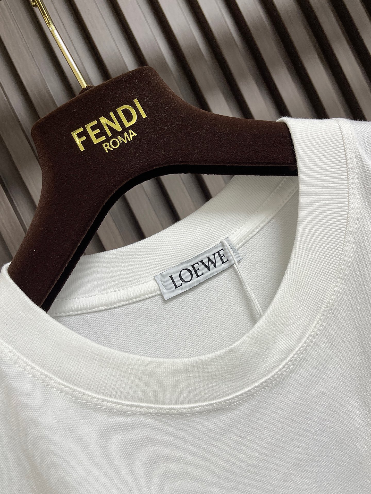 🛒🛒LOEWE 胸口刺绣标识短袖T恤，采用20支平纹优棉，螺纹采用1*1索罗娜螺纹，绣花采用立体刺绣 哑