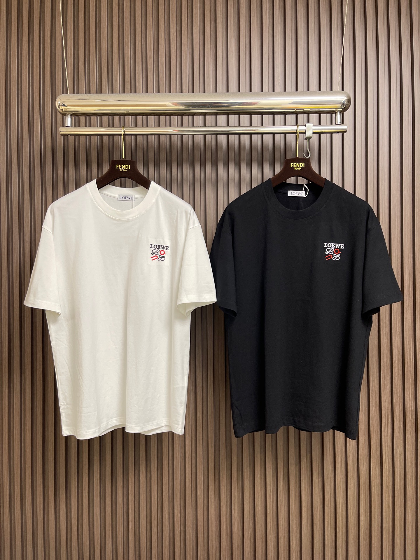 🛒🛒LOEWE 胸口刺绣标识短袖T恤，采用20支平纹优棉，螺纹采用1*1索罗娜螺纹，绣花采用立体刺绣 哑
