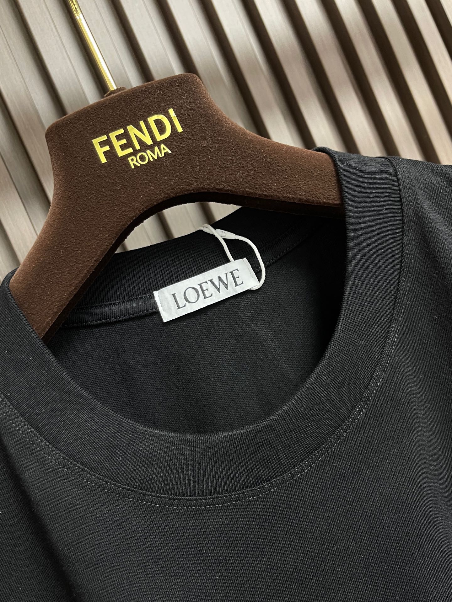 🛒🛒LOEWE 胸口刺绣标识短袖T恤，采用20支平纹优棉，螺纹采用1*1索罗娜螺纹，绣花采用立体刺绣 哑