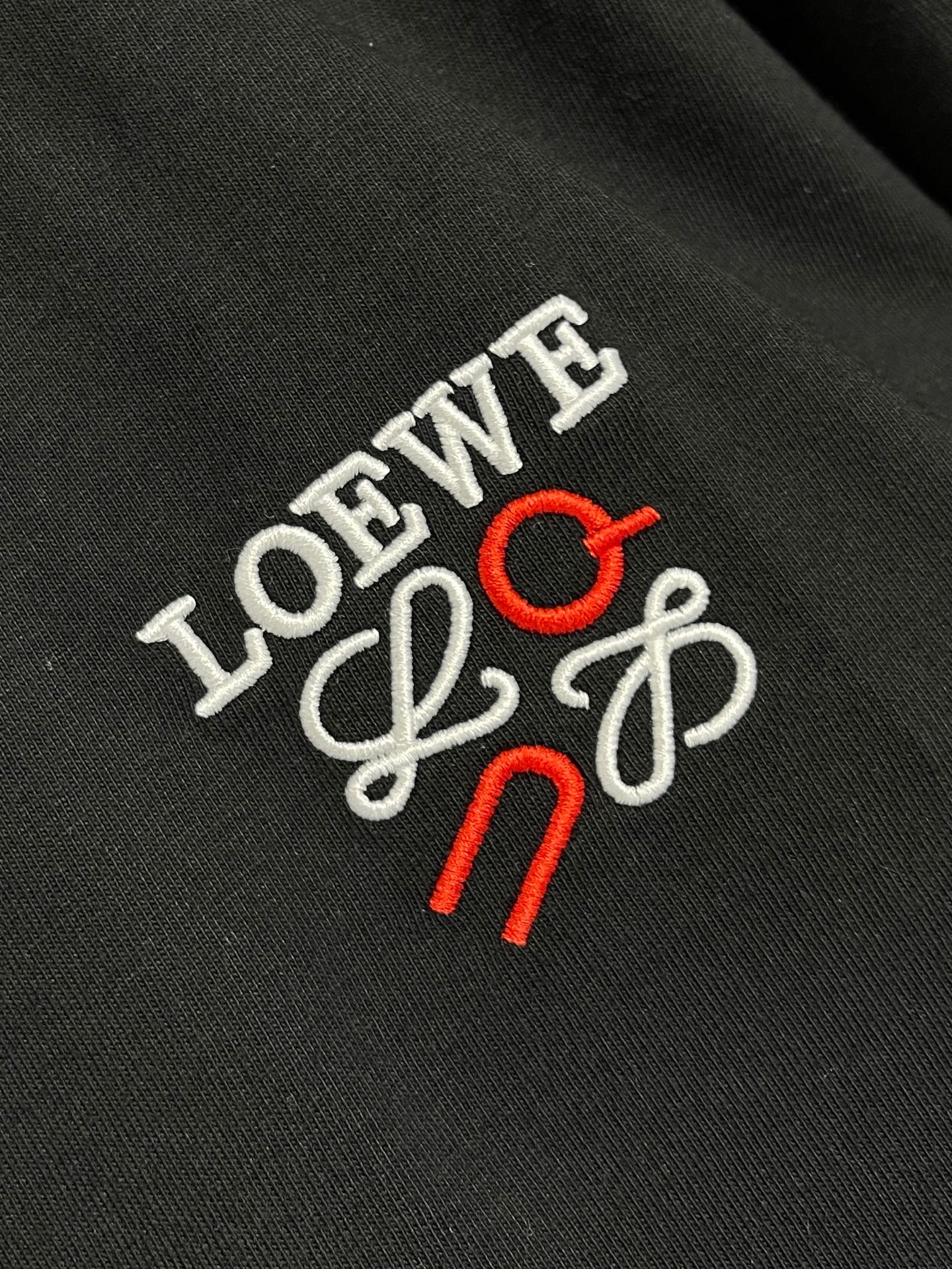 🛒🛒LOEWE 胸口刺绣标识短袖T恤，采用20支平纹优棉，螺纹采用1*1索罗娜螺纹，绣花采用立体刺绣 哑