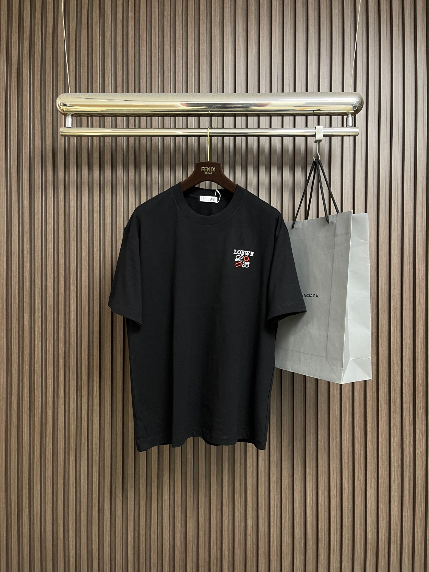 🛒🛒LOEWE 胸口刺绣标识短袖T恤，采用20支平纹优棉，螺纹采用1*1索罗娜螺纹，绣花采用立体刺绣 哑