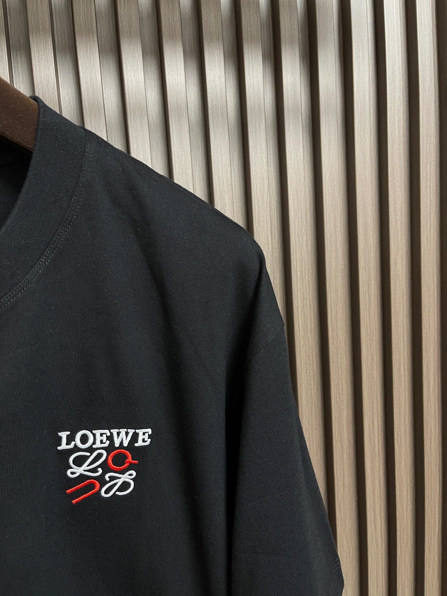 🛒🛒LOEWE 胸口刺绣标识短袖T恤，采用20支平纹优棉，螺纹采用1*1索罗娜螺纹，绣花采用立体刺绣 哑