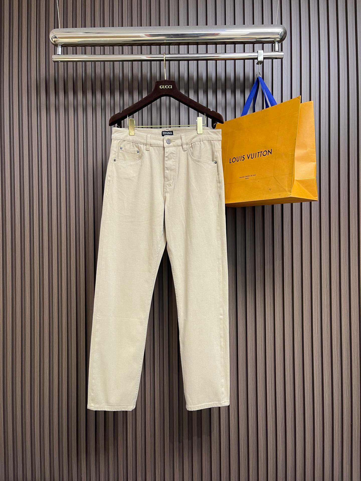 NO:745827,Ermenegildo Zegna 2026SS new arrival in early spring, straight-leg jeans, imported original washed stretch fabric, the upper body is comfortable, breathable and elastic, original hardware decoration, extremely high grade, super correct version, simple and easy to match, complete three standards, all products are in order, and the upper body is very handsome. Size 29-30-31-32-33-34-36,,jeans,19860909Ermenegildo Zegna 2026SS早春新品,直筒牛仔裤,进口原版水洗弹力面料,上身舒适透气有弹力,原版五金辅料装饰,档次极高,版型超正,简约易搭配,三标齐全,全品相订单款,上身帅气十足.尺码29-30-31-32-33-34-36,,jeans,,Men's clothing