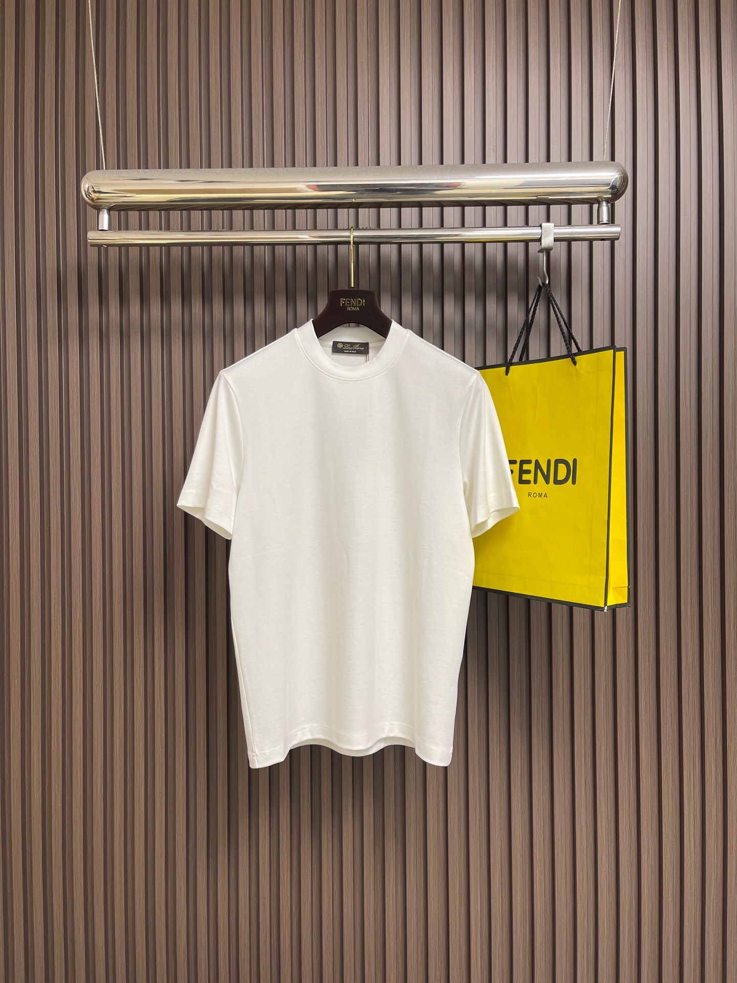 NO:745805,LP Loro Piana 2026ss new solid color round neck short-sleeved T-shirt, versatile style, anyone can easily control it. The fabric is fully customized, high-end first-class polyester fabric. The fabric feels soft, and the upper body is comfortable and soft. The simple style is very classy, simple and stylish, the tailoring is very exquisite, showing aura, and will highlight the sophistication of business men. Size M-3XL,,loro piana,loro  piana,T-shirt,tees,t-shirt,19860909LP Loro Piana 2026ss新款纯色圆领短袖T恤, 百搭款式 任何人都可以轻松驾驭 面料全订制 高定一等品涤纶面料 面料手感柔软,上身舒适柔软 简约的款式非常显档次,简约个性时尚,版型剪裁非常精致,显气场,又会凸显商务男士的精致.尺码M-3XL,,loro piana,loro piana,T-shirt,tees，t-shirt,,Men's clothing