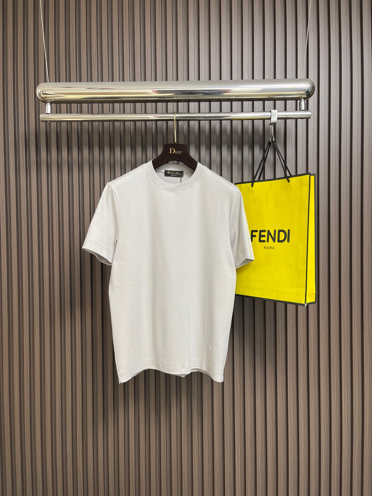 NO:745803,LP Loro Piana 2026ss new offset printed logo solid color round neck short-sleeved T-shirt, versatile style that anyone can easily control. The fabric is fully customized. High-end first-class polyester fabric. The fabric feels soft, and the upper body is comfortable and soft. The simple style is very classy, simple and stylish, and the tailoring is very exquisite. It shows aura and highlights the sophistication of business men. Sizes M-3XL, loro piana, loro  piana,T-shirt,tees,t-shirt,19860909LP Loro Piana 2026ss新款胶印标识纯色圆领短袖T恤, 百搭款式 任何人都可以轻松驾驭 面料全订制 高定一等品涤纶面料 面料手感柔软,上身舒适柔软 简约的款式非常显档次,简约个性时尚,版型剪裁非常精致,显气场,又会凸显商务男士的精致.尺码M-3XL,,loro piana,loro piana,T-shirt,tees，t-shirt,,Men's clothing