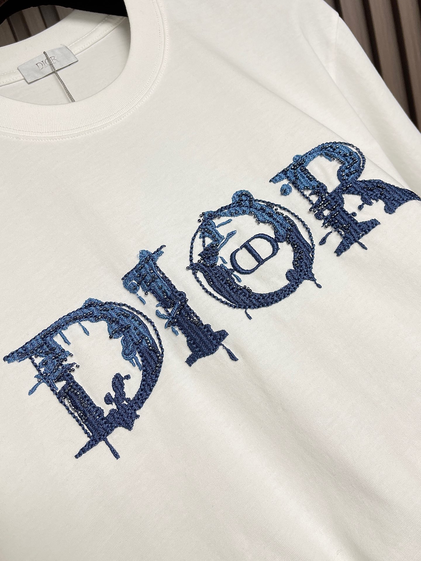 🛒🛒Dior 2026SS早春新款刺绣标识短袖T恤，基础款推荐！百搭战神！字母立体绣花设计．字母logo