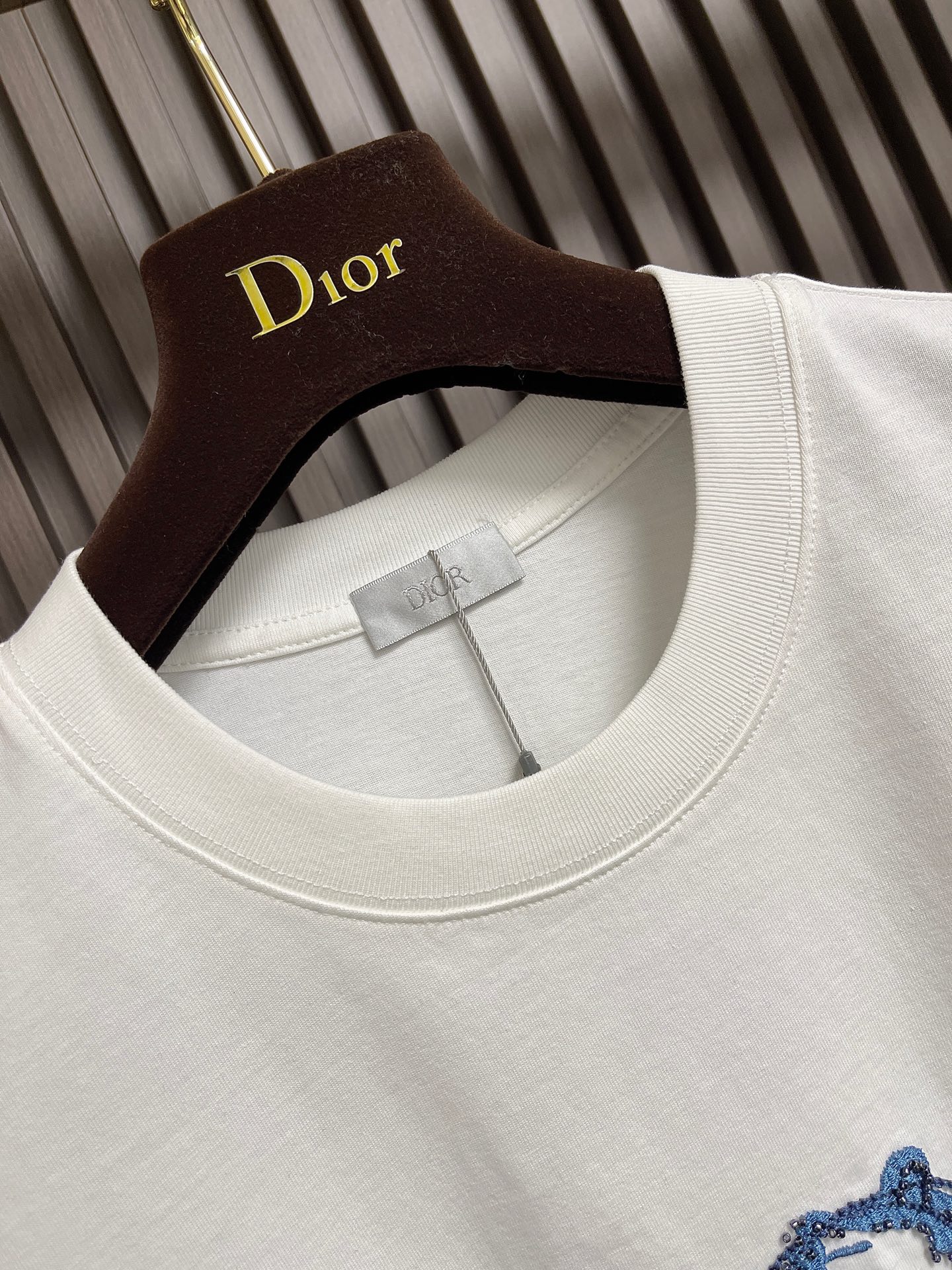 🛒🛒Dior 2026SS早春新款刺绣标识短袖T恤，基础款推荐！百搭战神！字母立体绣花设计．字母logo