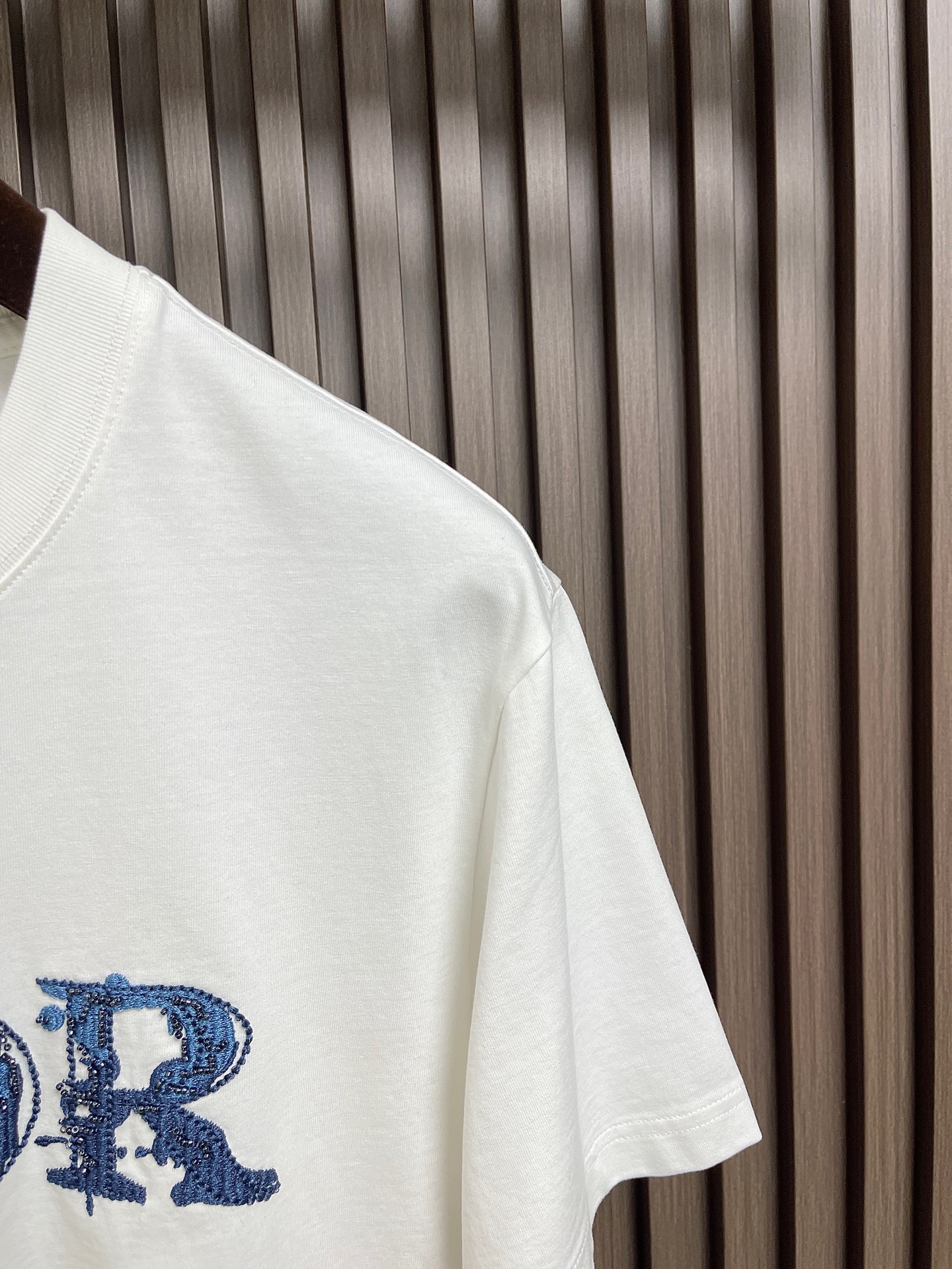 🛒🛒Dior 2026SS早春新款刺绣标识短袖T恤，基础款推荐！百搭战神！字母立体绣花设计．字母logo