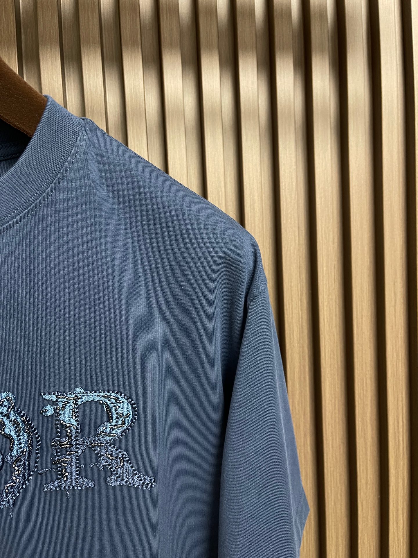 🛒🛒Dior 2026SS早春新款刺绣标识短袖T恤，基础款推荐！百搭战神！字母立体绣花设计．字母logo