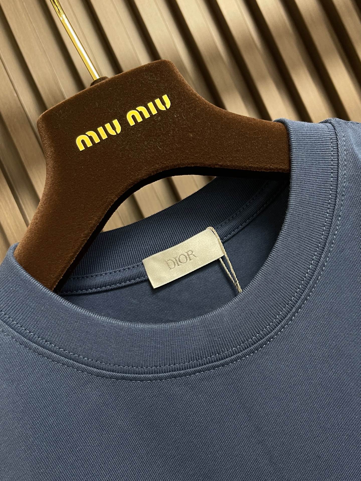 🛒🛒Dior 2026SS早春新款刺绣标识短袖T恤，基础款推荐！百搭战神！字母立体绣花设计．字母logo