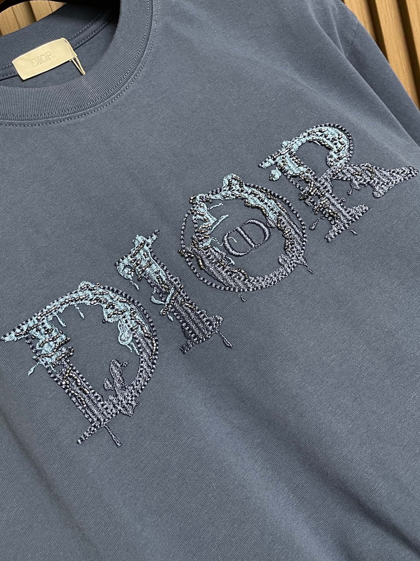 🛒🛒Dior 2026SS早春新款刺绣标识短袖T恤，基础款推荐！百搭战神！字母立体绣花设计．字母logo