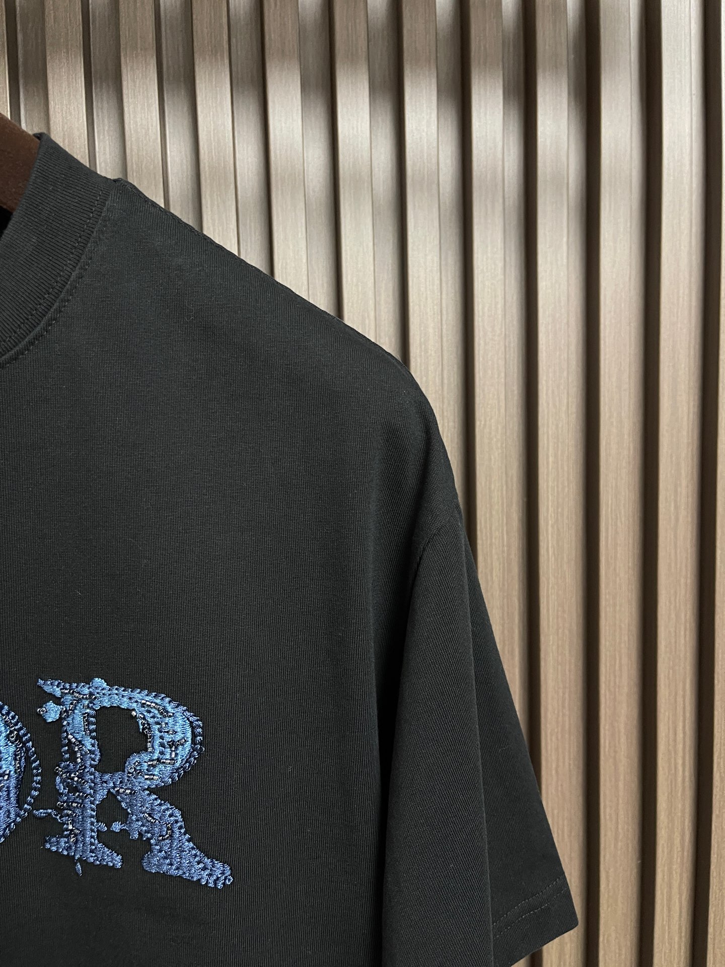 🛒🛒Dior 2026SS早春新款刺绣标识短袖T恤，基础款推荐！百搭战神！字母立体绣花设计．字母logo