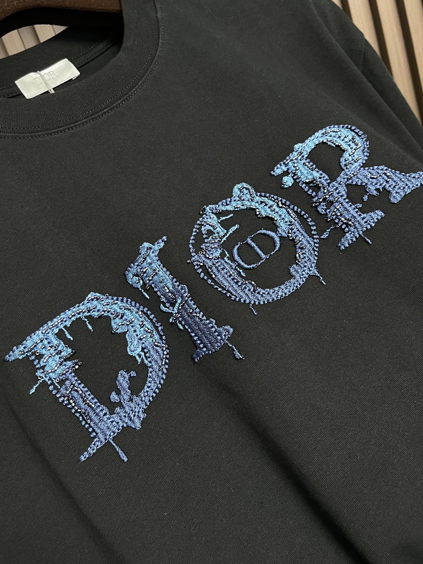 🛒🛒Dior 2026SS早春新款刺绣标识短袖T恤，基础款推荐！百搭战神！字母立体绣花设计．字母logo