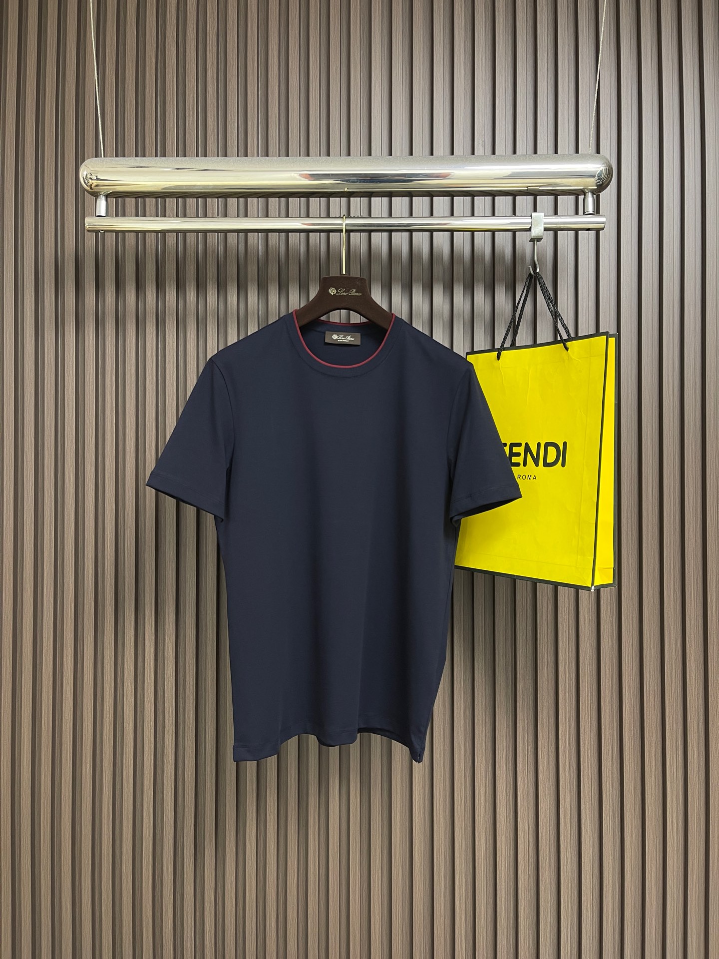 🛒🛒Loro piana Loro Piana 2026ss新款领口撞色圆领短袖T恤， 百搭款式 任何人
