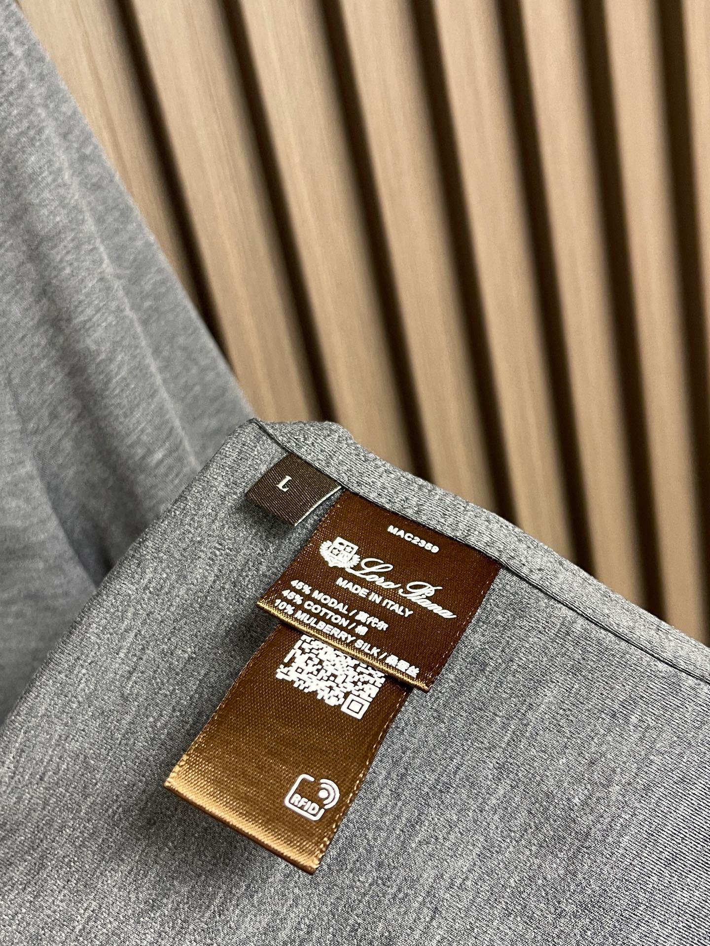 🛒🛒Loro piana LoroPiana 撞色镶边假两件叠穿莫代尔丝光棉圆领短袖t恤，延续一贯地低调