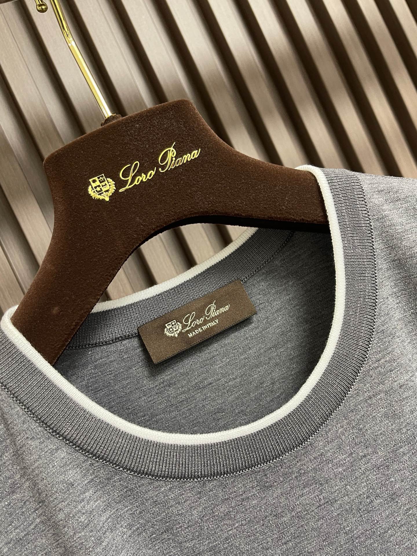 🛒🛒Loro piana LoroPiana 撞色镶边假两件叠穿莫代尔丝光棉圆领短袖t恤，延续一贯地低调