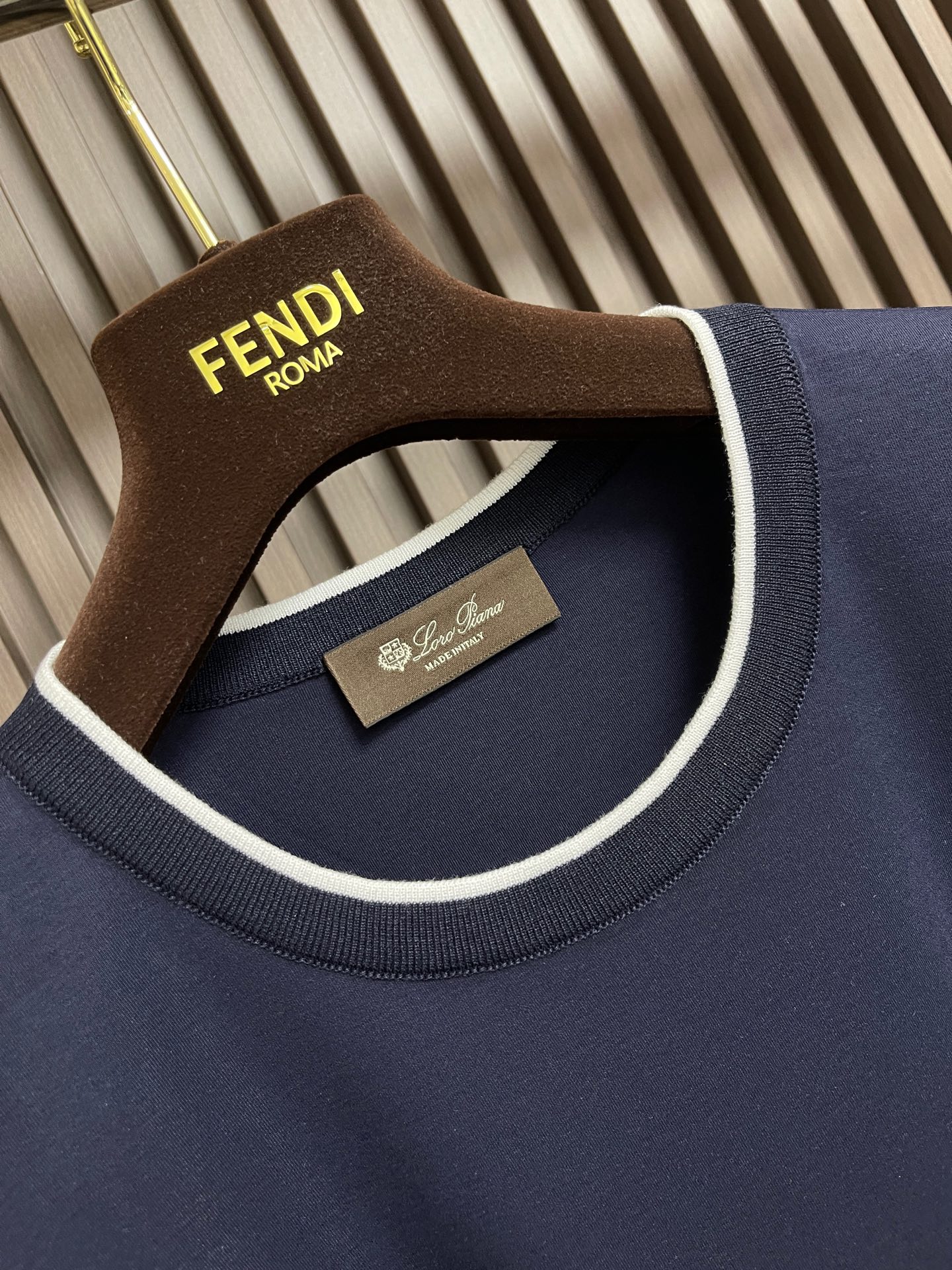 🛒🛒Loro piana LoroPiana 撞色镶边假两件叠穿莫代尔丝光棉圆领短袖t恤，延续一贯地低调