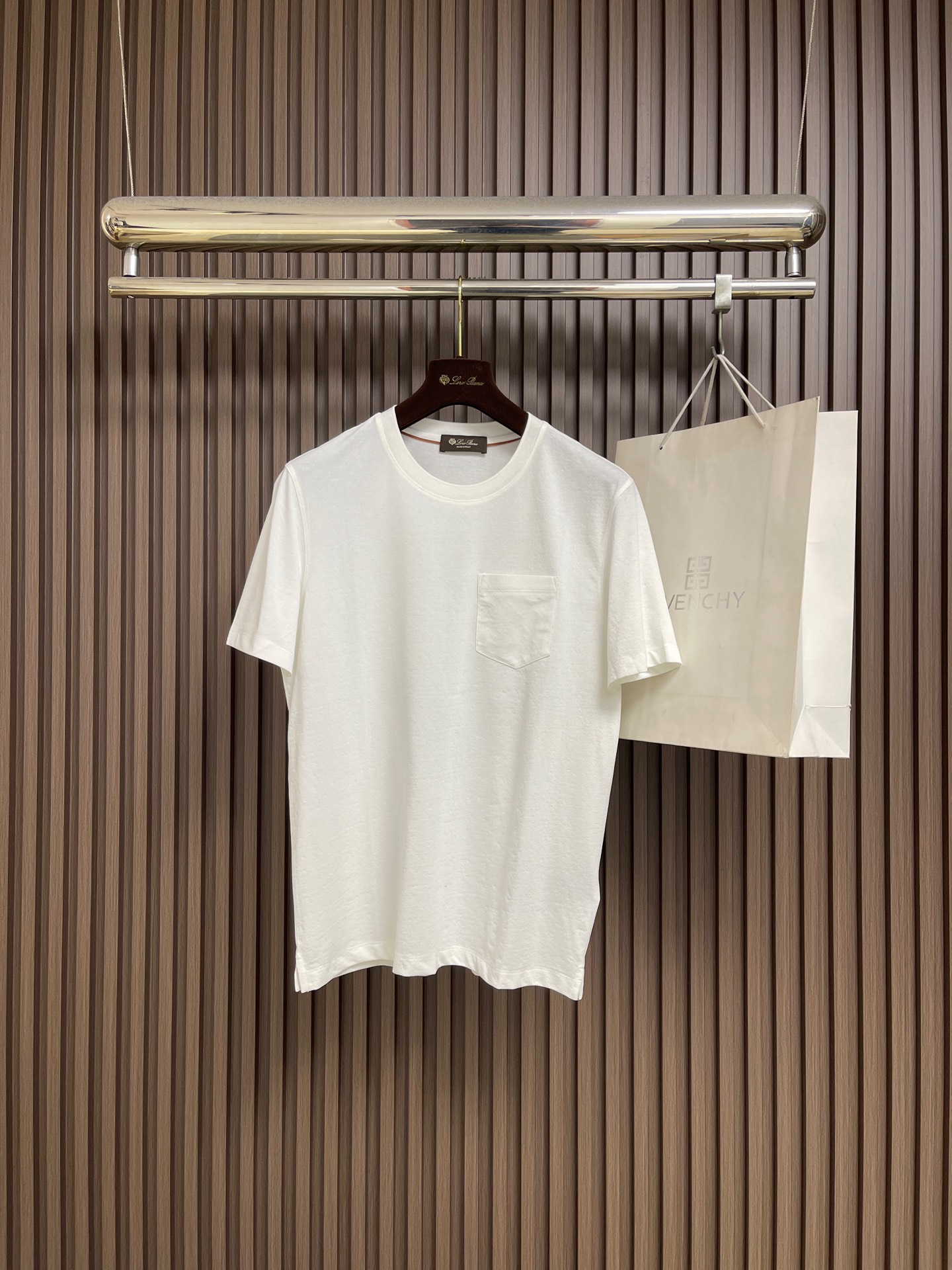 NO:756880,LP Loropiana 2026ss early spring new short-sleeved T-shirt bottoming shirt, in full condition!  Designed with chest logo pocket!  The upper body is comfortable and breathable, not stiff, and the overall body has a rich three-dimensional feel. Quality export order, customized exclusive long-staple cotton fabric tailoring, to meet the simple needs of commuters. Sizes M-3XL  Bust 118, shoulder width 48.4, length 75.5, 3XL size, bust 122, shoulder width 49.6, length 76.5, loro piana, loro piana, T-shirt, tees, t-shirt,19860909LP Loropiana 2026ss早春新款短袖T恤打底衫,全品相！采用胸前logo口袋 设计！上身舒适透气,不僵硬,整体有着丰富的立体感,品质出口订单,定制专属长绒棉面料剪裁,满足通勤人们对于着装的简约需求.尺码M-3XL  M码 胸围106肩宽44.8衣长69.5 L码 胸围110肩宽46衣长71.5  XL码 胸围114肩宽47.2 衣长73.5 XXL码 胸围118肩宽48.4 衣长75.5 3XL码 胸围122 肩宽49.6 衣长76.5,,loro piana,loro piana,T-shirt,tees，t-shirt,,Men's clothing