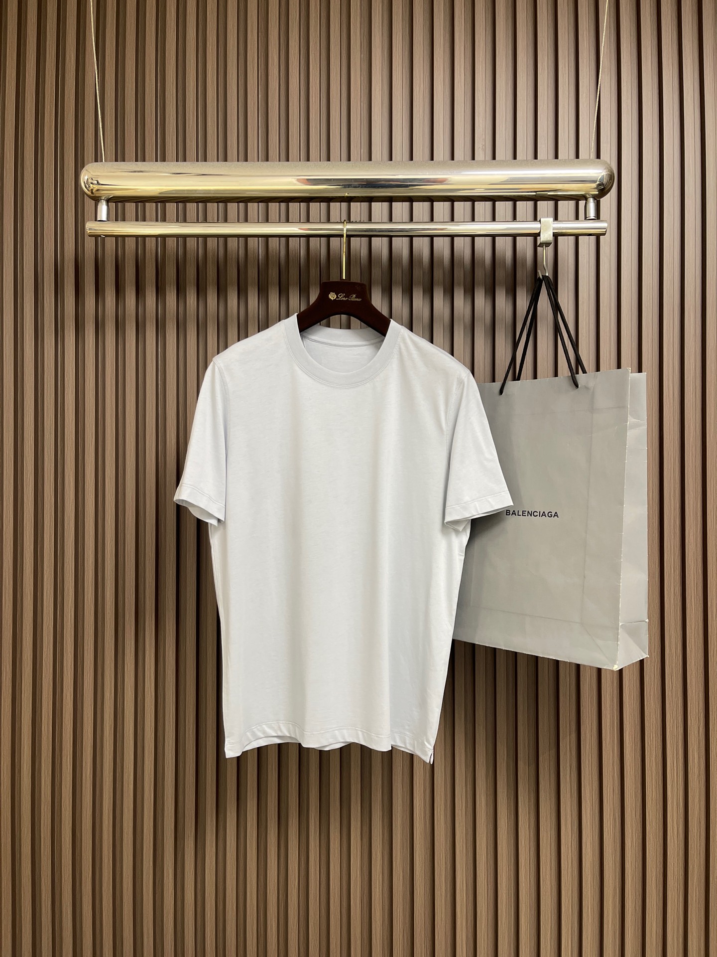 NO:745859,Zegna Zegna 2026ss new round neck short-sleeved T-shirt, customized Xinjiang long-staple cotton fabric, logo logo on the back. High-elastic fabric, not easy to deform after long-term wear. All accessories are original custom-made, skin-friendly, breathable, comfortable, delicate and soft, and the upper body is fashionable and stylish. Size M-3XL  Bust 114, shoulder width 47.2, length 73.5, XXL, bust 118, shoulder width 48.4, length 75.5, size 3XL, bust 122, shoulder width 49.6, length 76.5,,zegna,T-shirt,tees,t-shirt,19860909Zegna 杰尼亚2026ss新款圆领短袖T恤,定制新疆长绒棉面料,后背logo标识 高弹面料、久穿不易变形 辅料全部原版定制出品,亲肤 透气舒适细腻柔软,上身时尚有型.尺码M-3XL  M码 胸围106肩宽44.8衣长69.5 L码 胸围110肩宽46衣长71.5  XL码 胸围114肩宽47.2 衣长73.5 XXL码 胸围118肩宽48.4 衣长75.5 3XL码 胸围122 肩宽49.6 衣长76.5,,zegna,T-shirt,tees，t-shirt,,Men's clothing